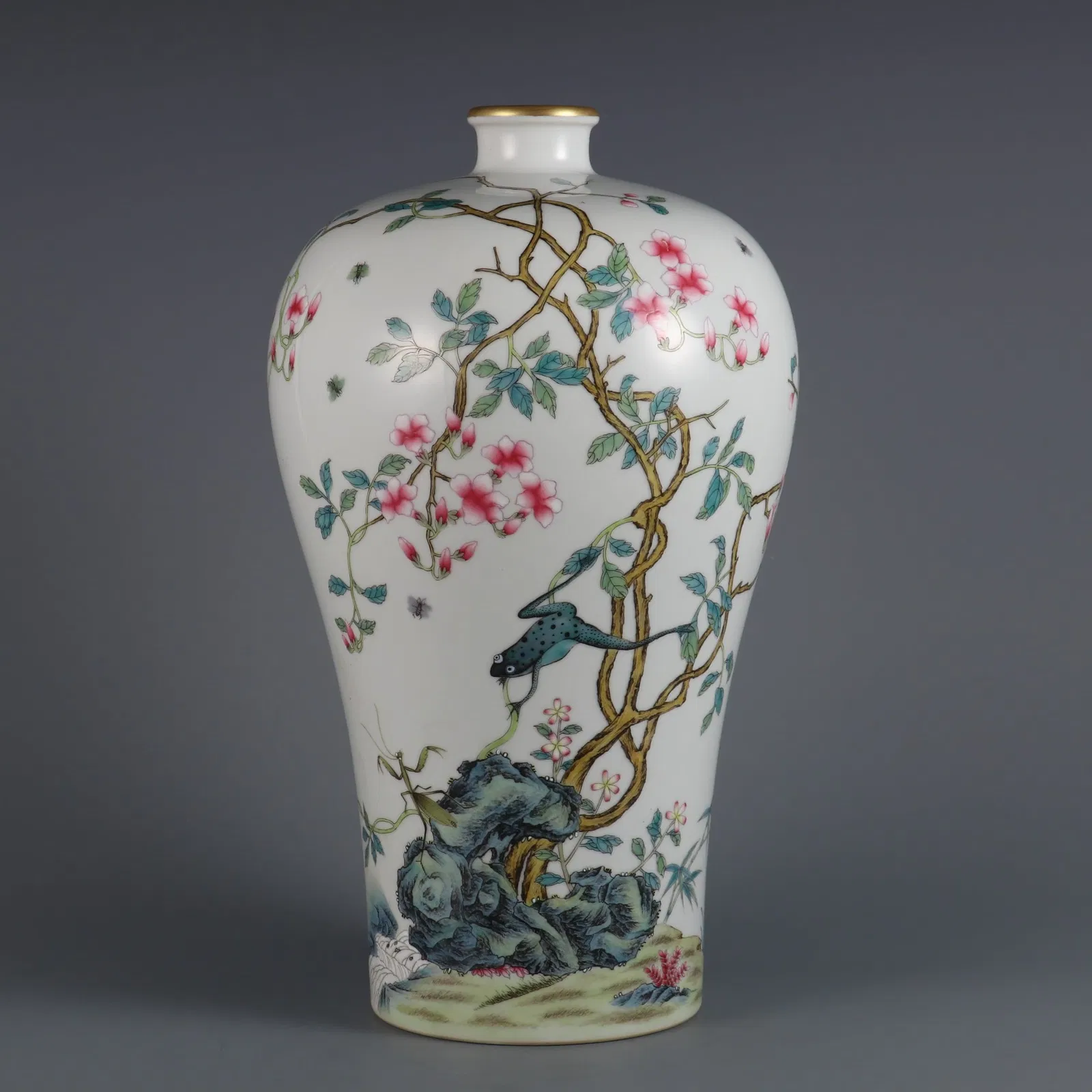 A Rare Famille-Rose Painted Gold Flower and Frog Pattern Vase,With Poem