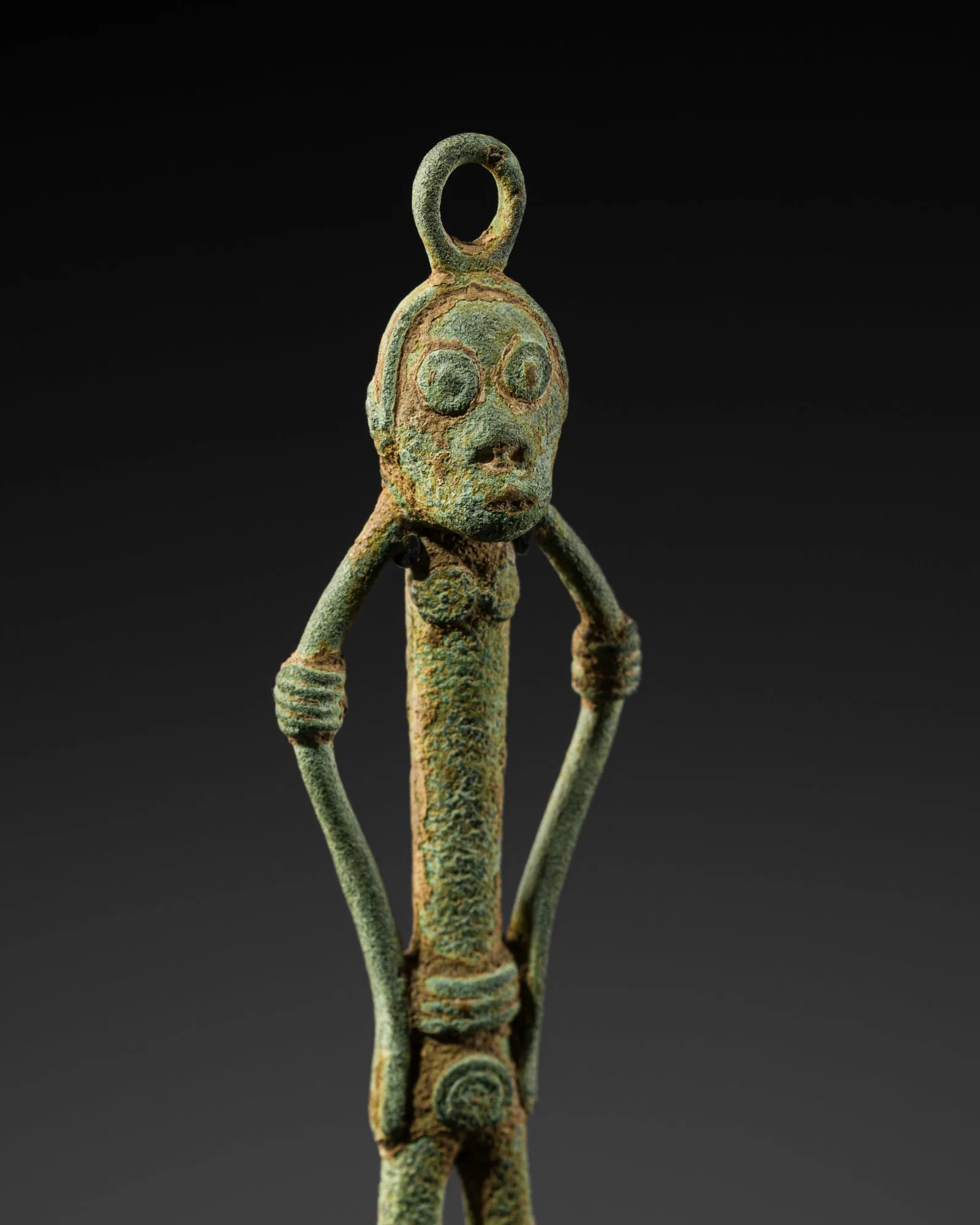 A RARE FEMALE HUMANOID BRONZE FIGURE, DONG SON CULTURE