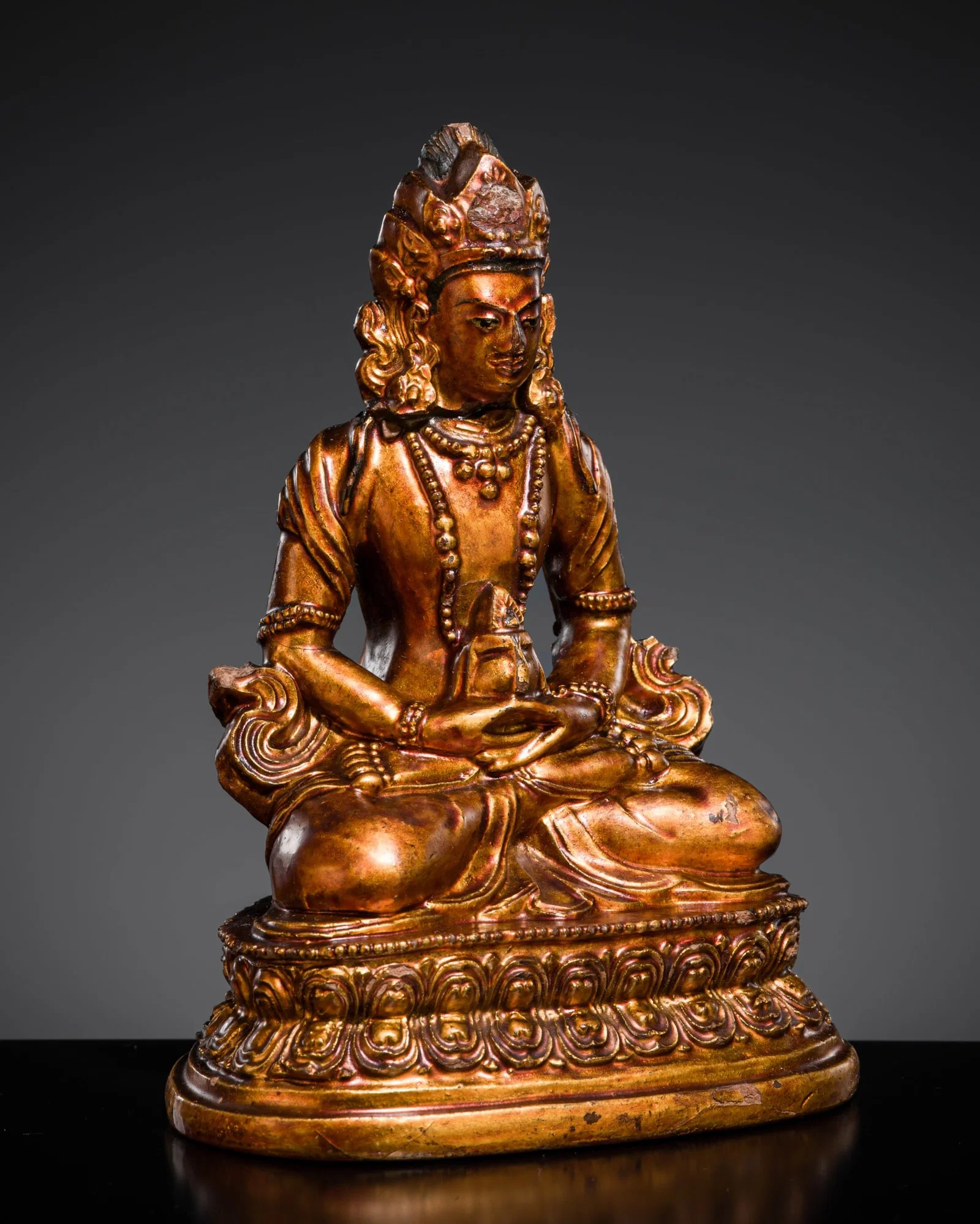 A RARE GILT-LACQUERED CLAY FIGURE OF AMITAYUS, 18TH-19TH CENTURY