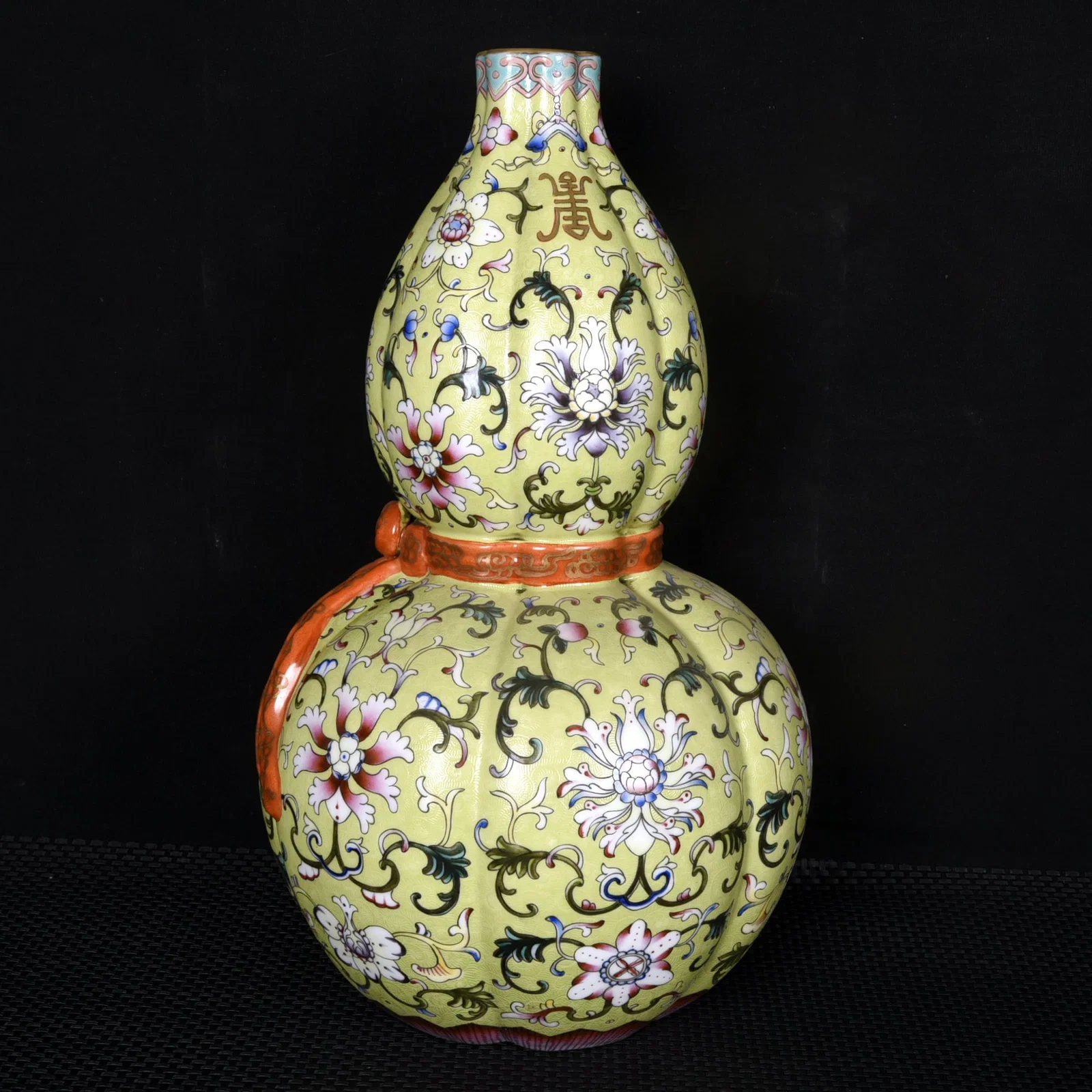 A Rare Green Ground Enamel Lotus Pattern Gourd-Shaped Vase