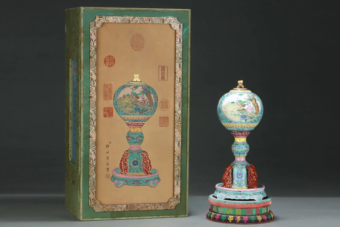 A Rare Green Ground Famille-Rose Flower and Bird Pattern Hatstand