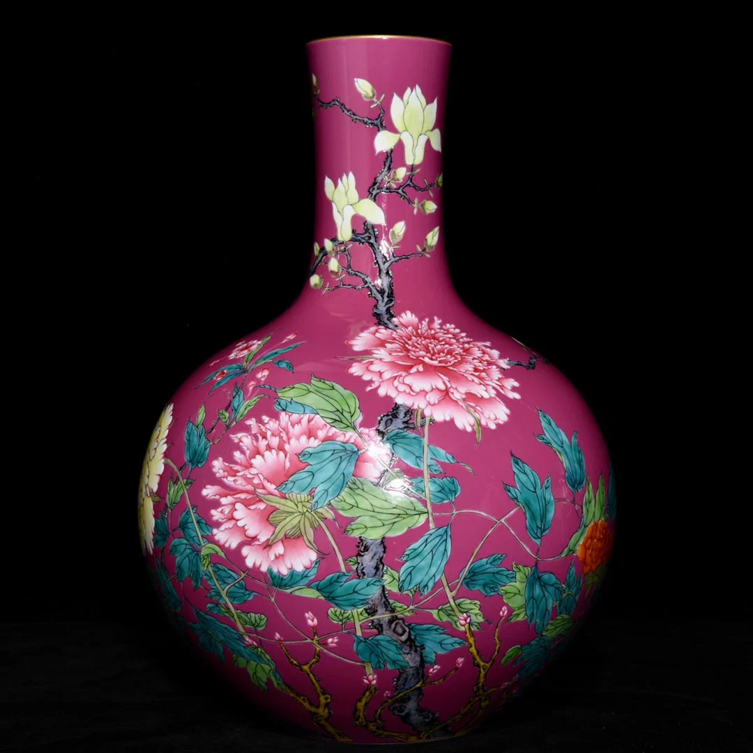 A Rare Ruby Red-Ground Famille-Rose Painted Gold Flower Pattern Vase