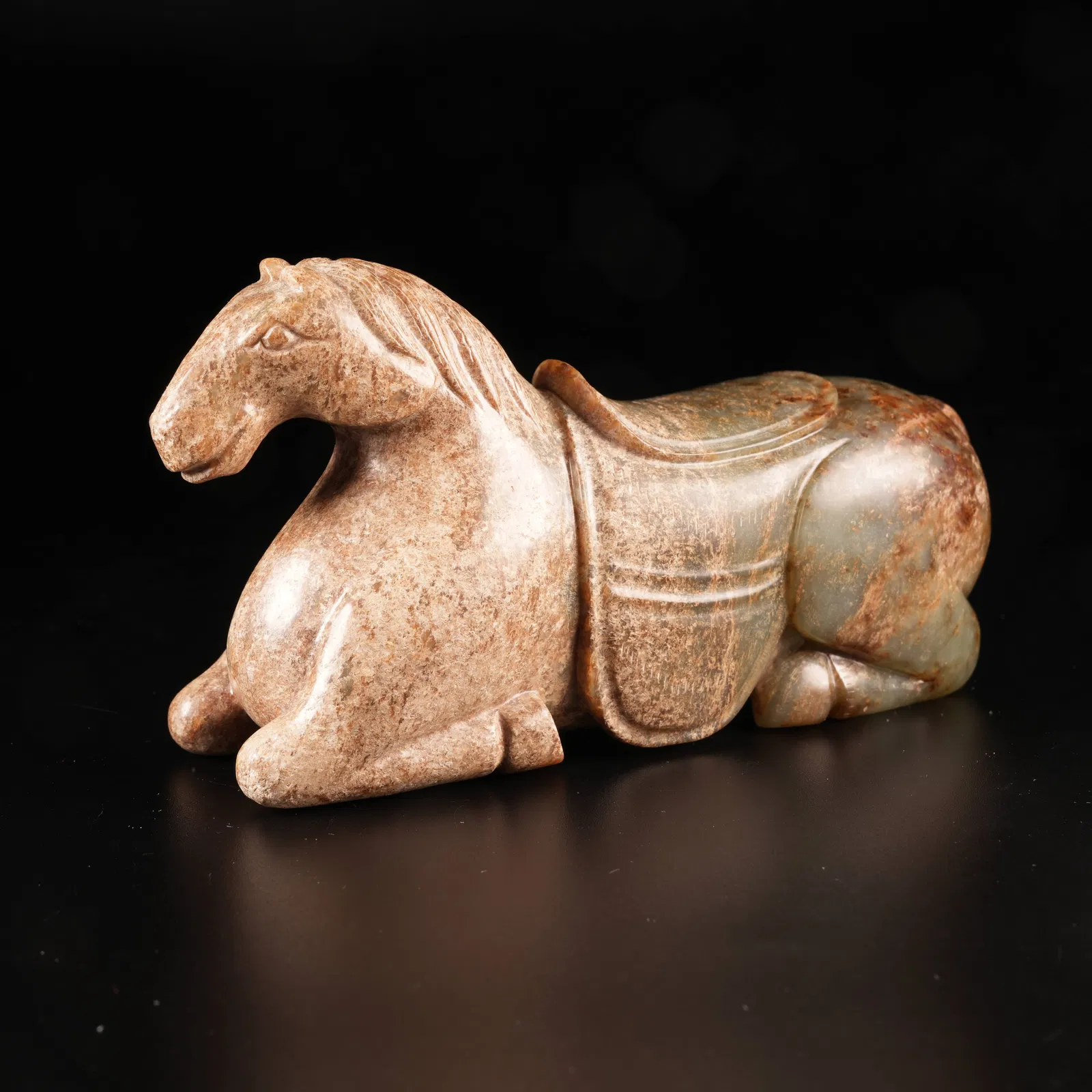 A RECLINING HORSE ORNAMENT IN ARCHAIC JADE