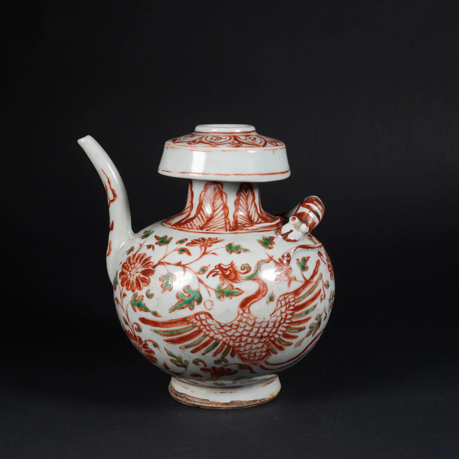 A RED-AND-GREEN ENAMELED KENDI WITH PHOENIX-AND-FLORAL MOTIF