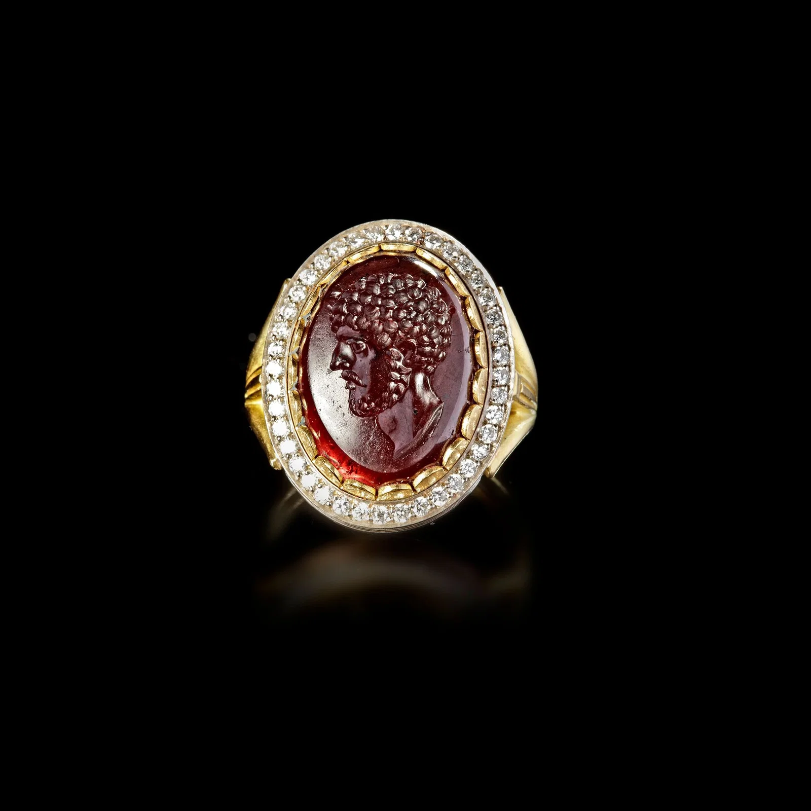 A ROMAN PORTRAIT INTAGLIO OF 'AELIUS' 2ND CENTURY AD, MOUNTED IN A 20 CENTURY GOLD RING, 18K WITH