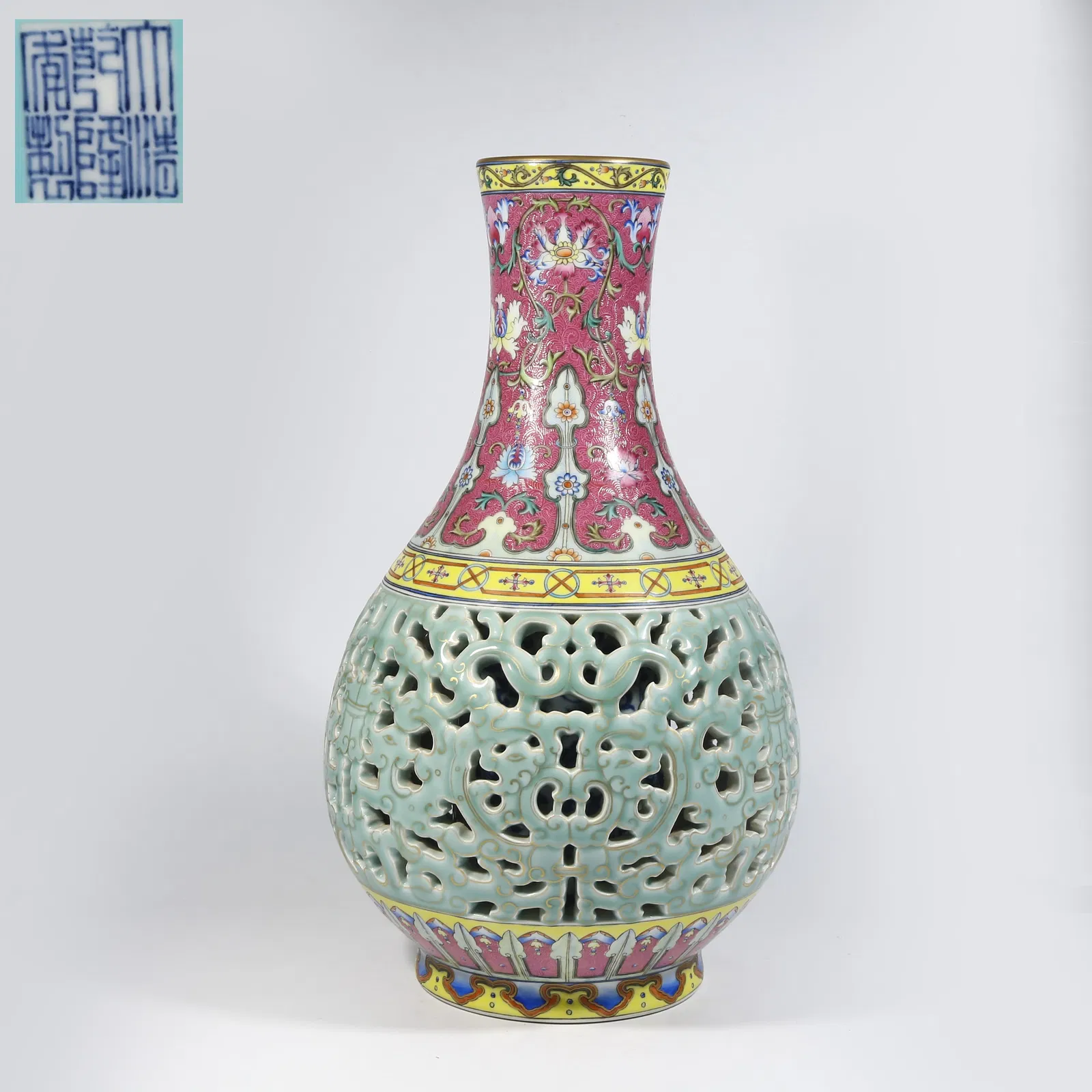 A ROUGE-RED GROUND, CARVED OPENWORK CELADON-GLAZED VASE WITH KUI-DRAGON MOTIF AND WINDOW PANELS
