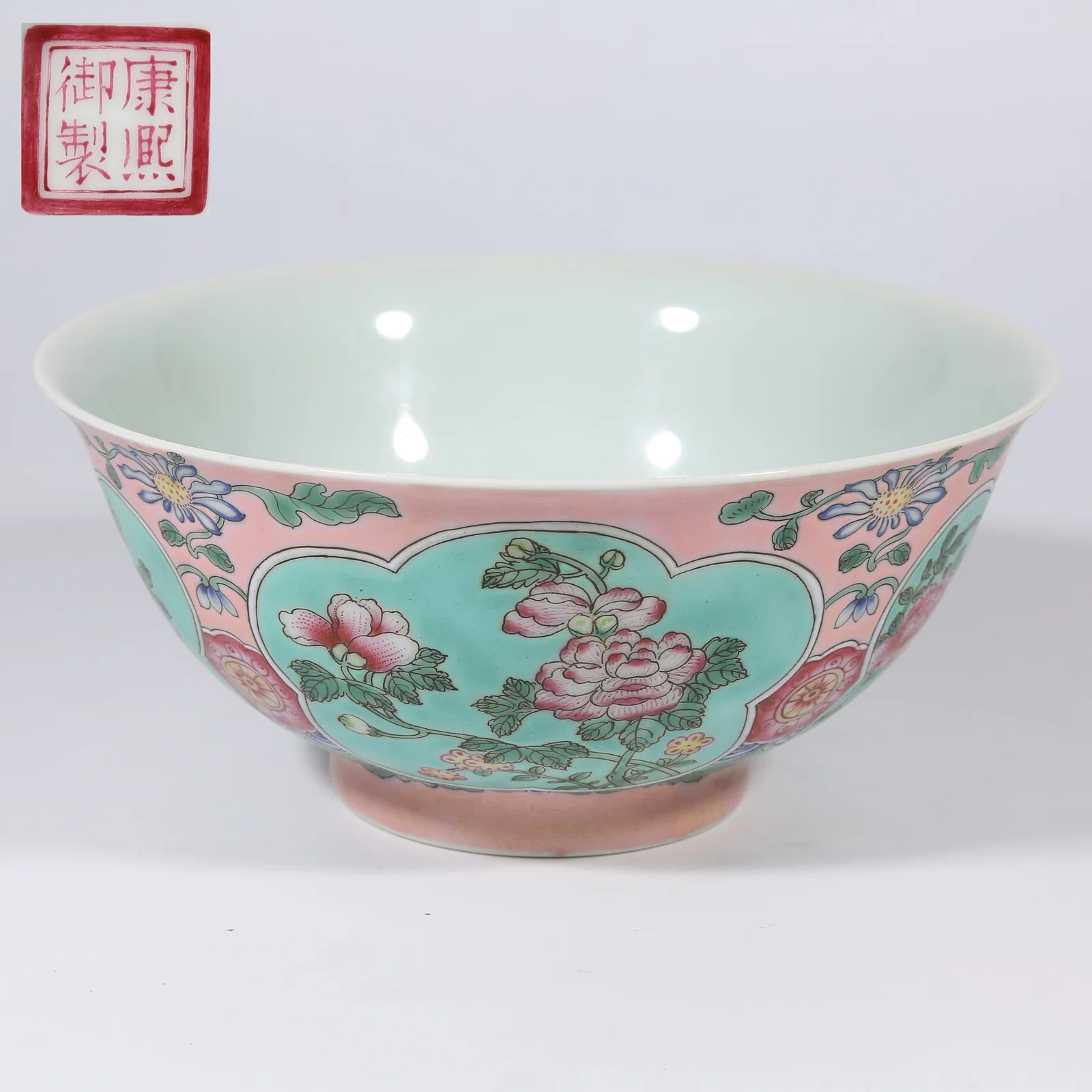 A ROUGE-RED GROUND OPENWORK ENAMEL-DECORATED BOWL WITH FLORAL MOTIF