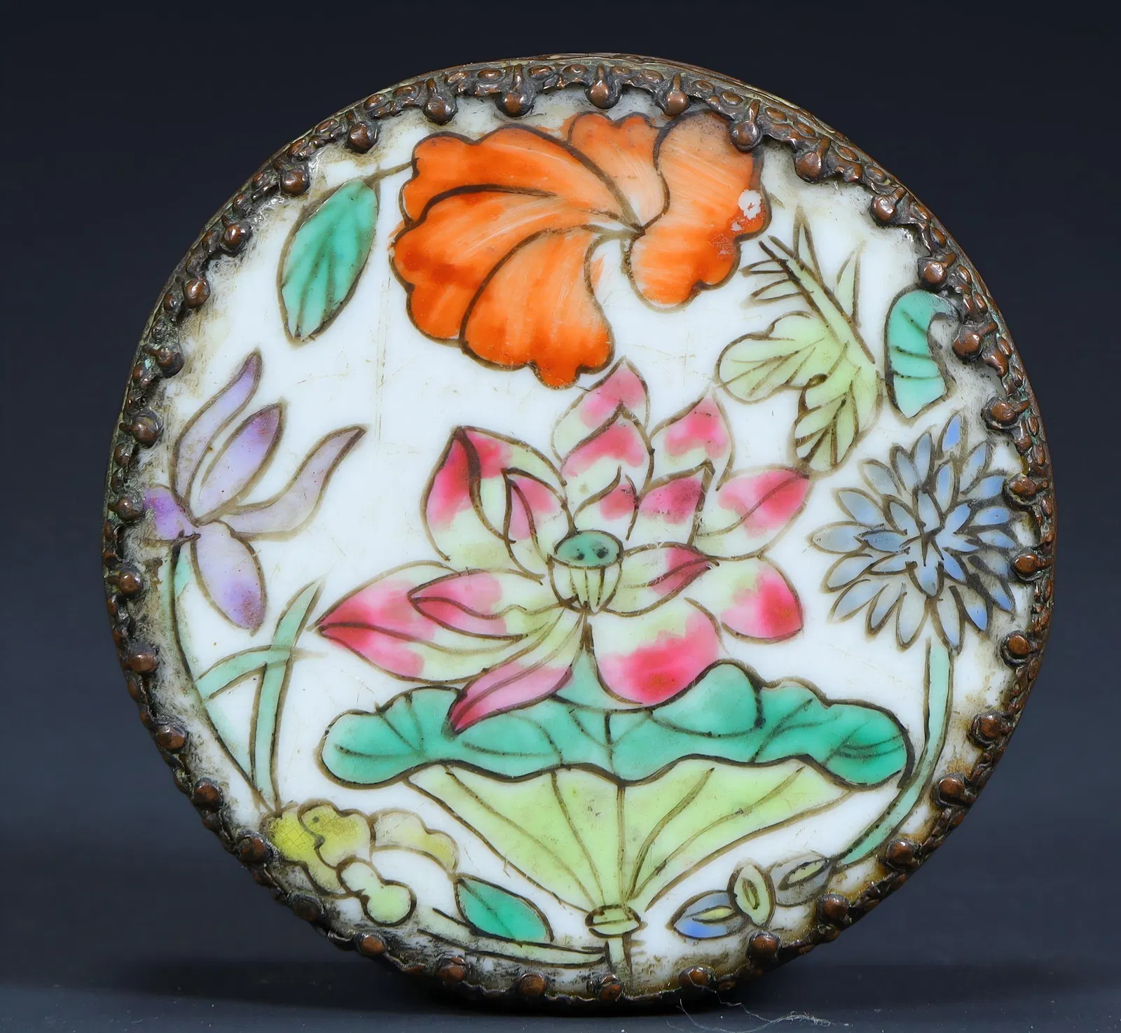 A round box with a Qing Dynasty copper tire painting enamel floral pattern