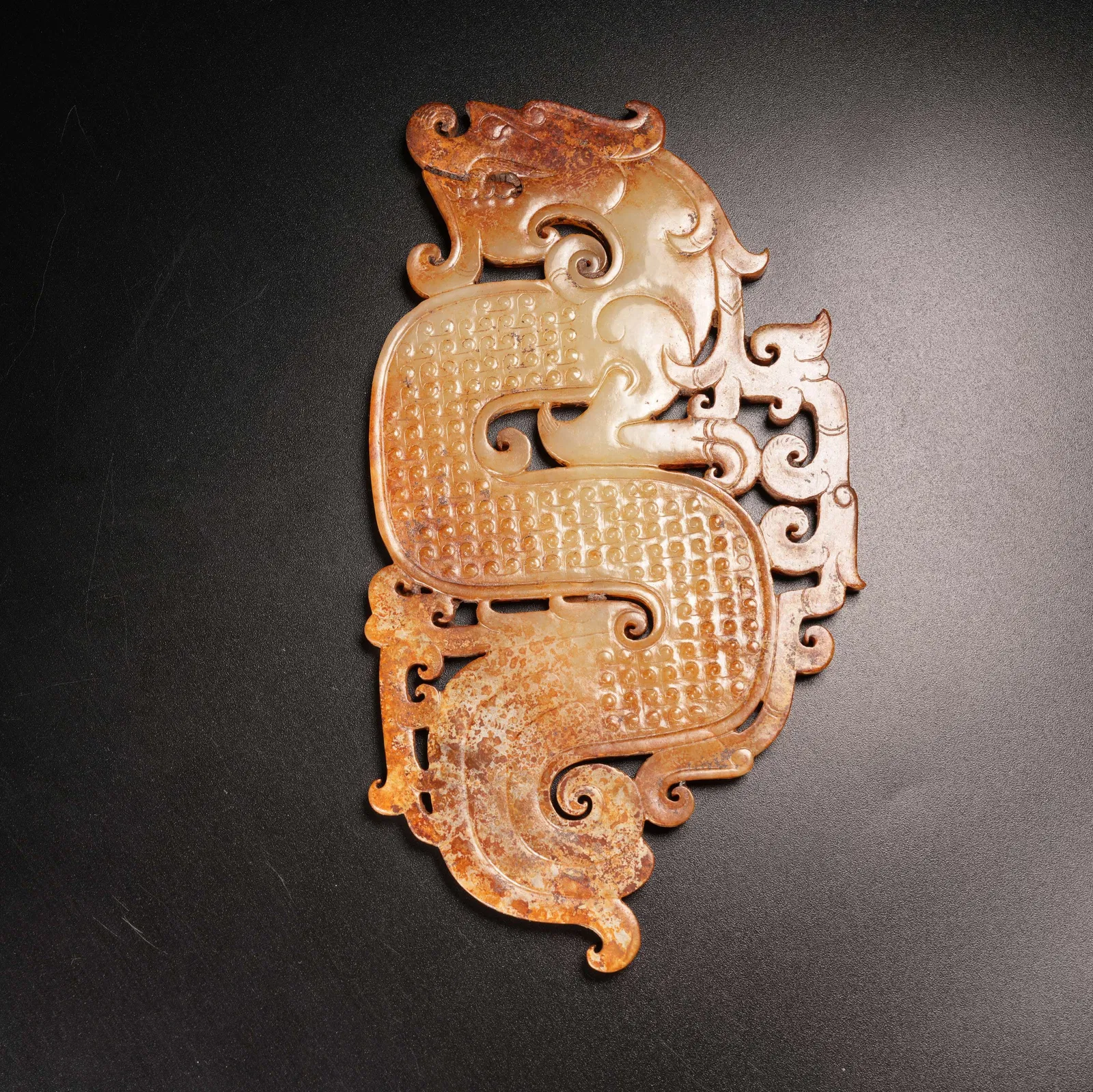 A S-SHAPED DRAGON PENDANT IN ARCHAIC JADE