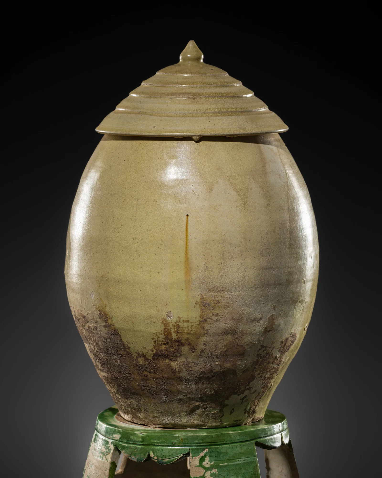 A SANCAI GLAZED RELIQUARY JAR AND COVER WITH A GREEN GLAZED STAND, TANG-LIAO DYNASTY