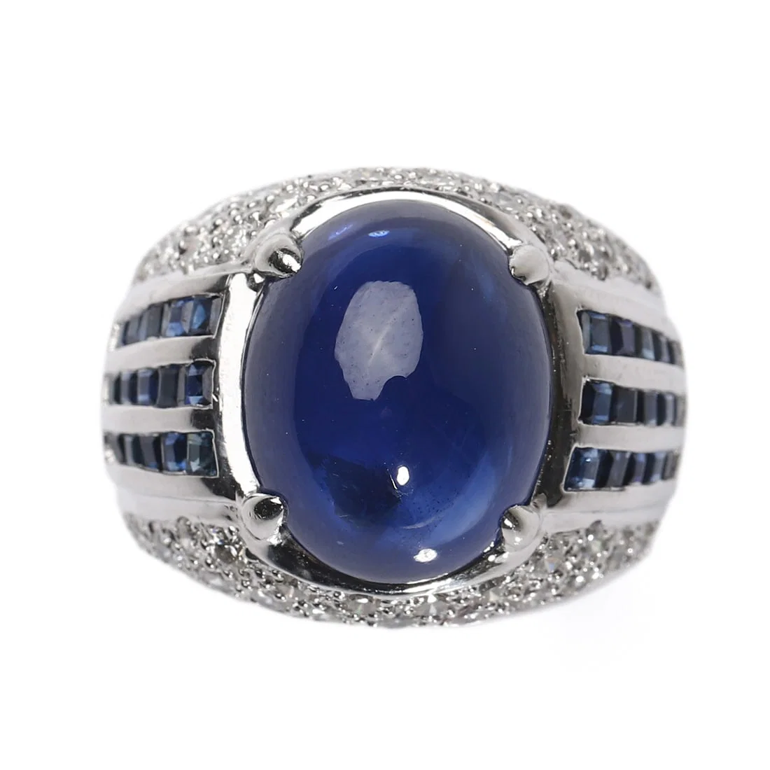 A SAPPHIRE AND DIAMOND RING