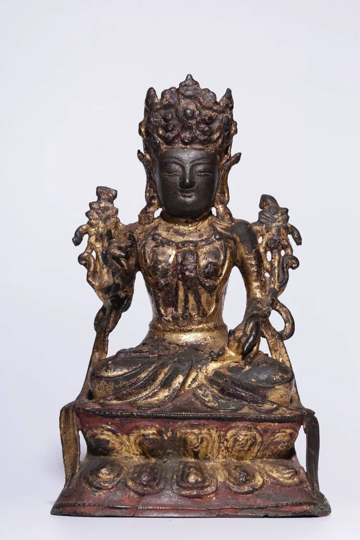 A SEATED GUANYIN STATUE IN LACQUERED BRONZE FROM THE MING DYNASTY.