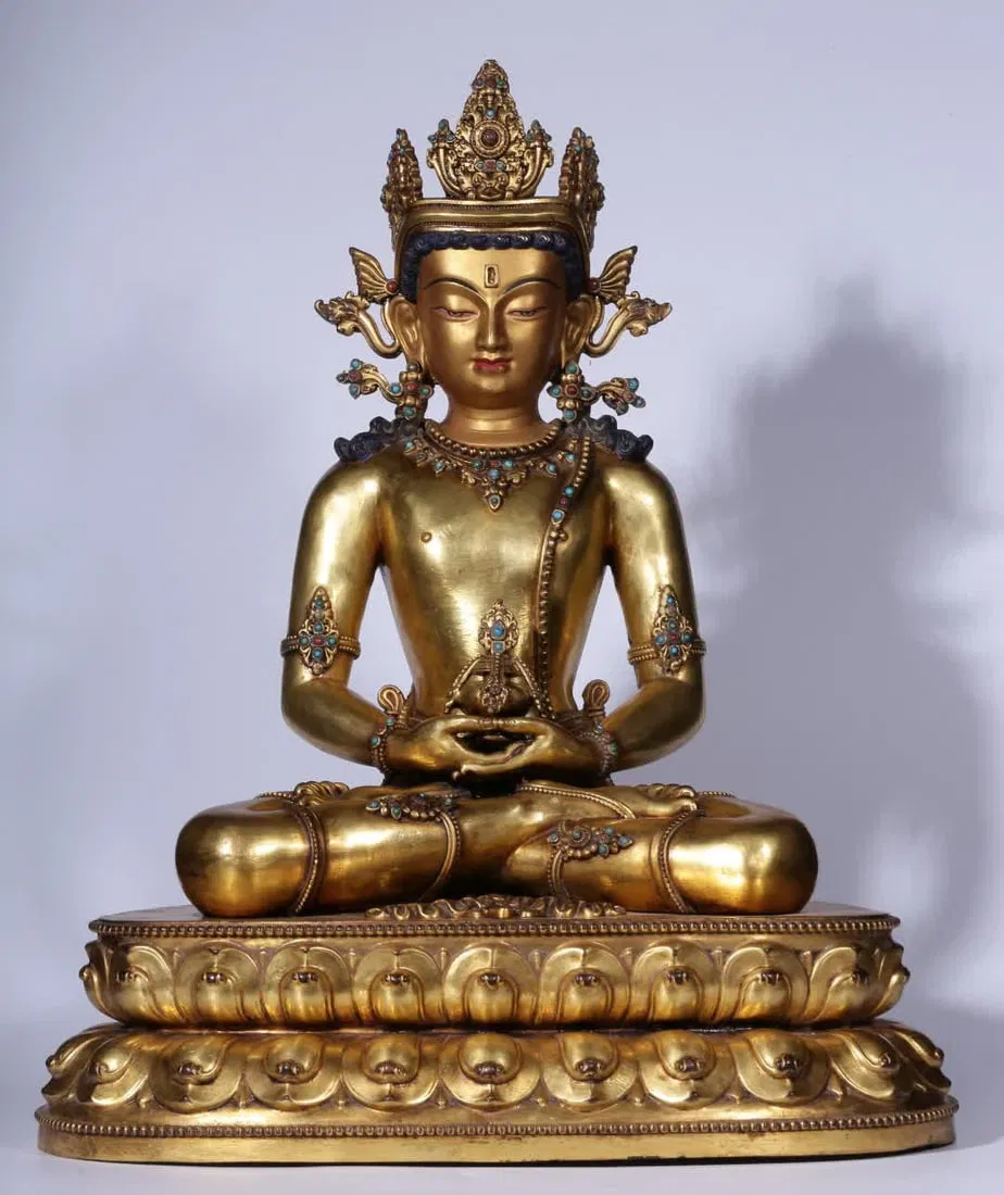 A seated statue of the Buddha of Infinite Life in the Qing Dynasty with copper gilt inlaid treasures