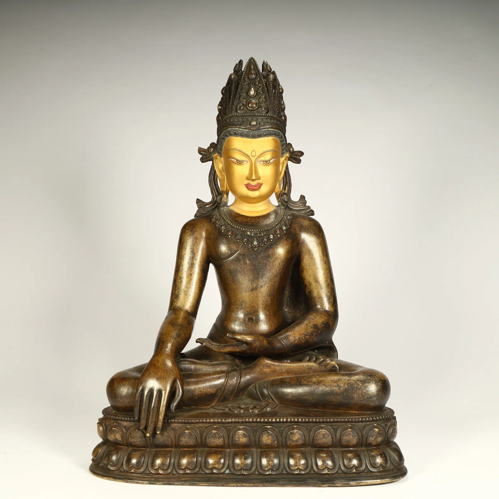 A seated statue of the Qing Dynasty bronze gilt Buddha of Vilujana