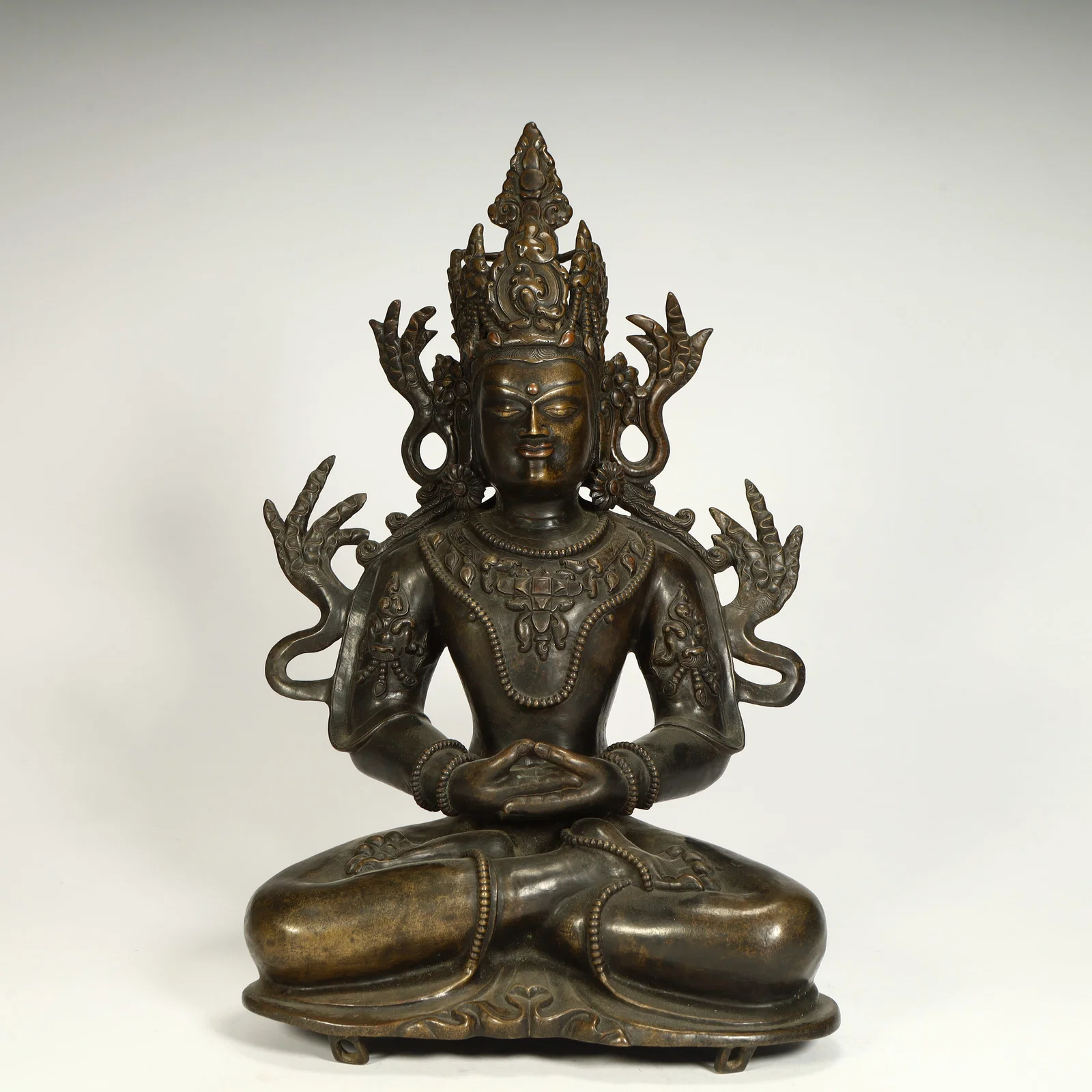A seated statue of the Qing Dynasty bronze Infinite Life Buddha