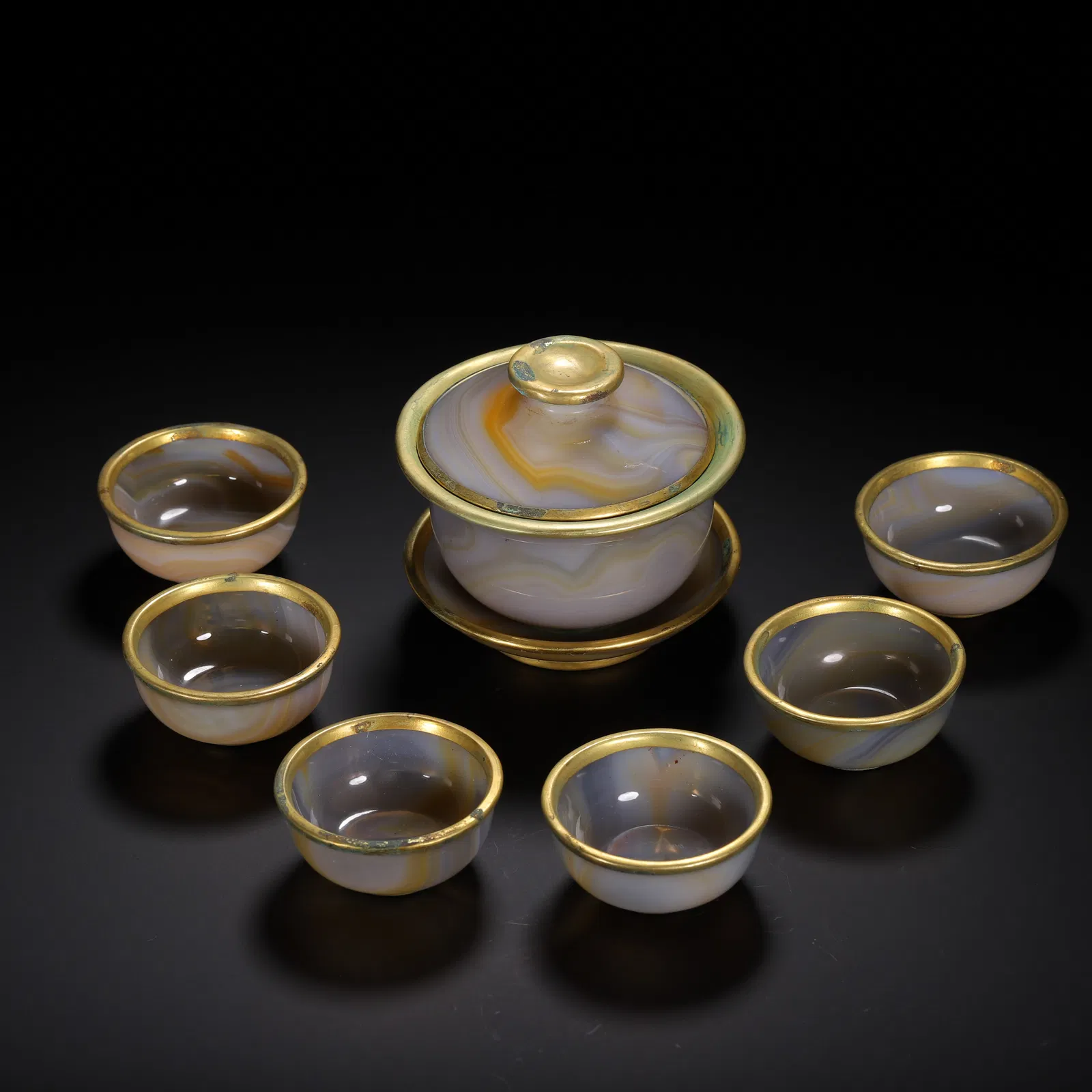A SET OF AGATE TEA BOWL WITH CUPS