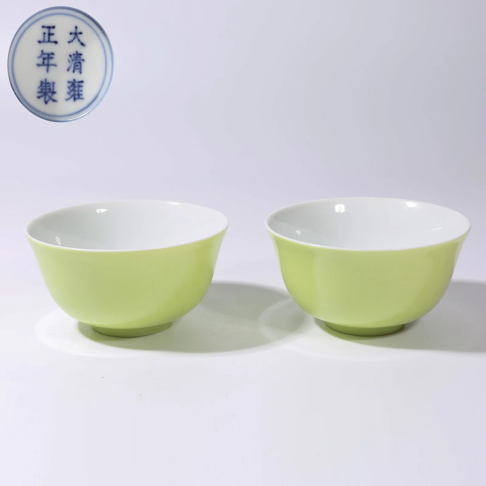 A SET OF APPLE-GREEN GLAZE CUPS