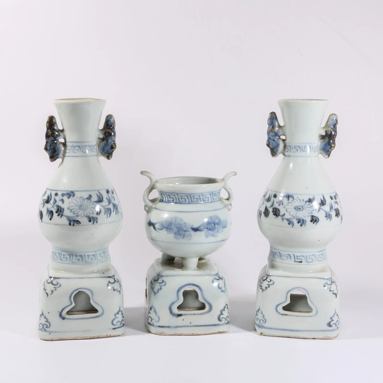 A SET OF BLUE-AND-WHITE FLORAL INCENSE BURNERS
