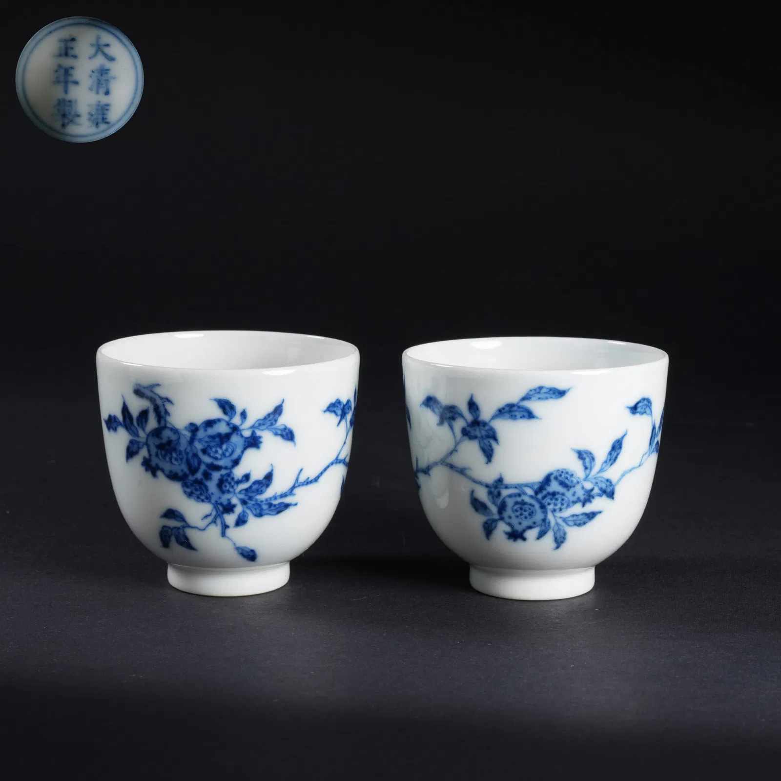 A SET OF BLUE-AND-WHITE "MANY SONS" MOTIF CUPS