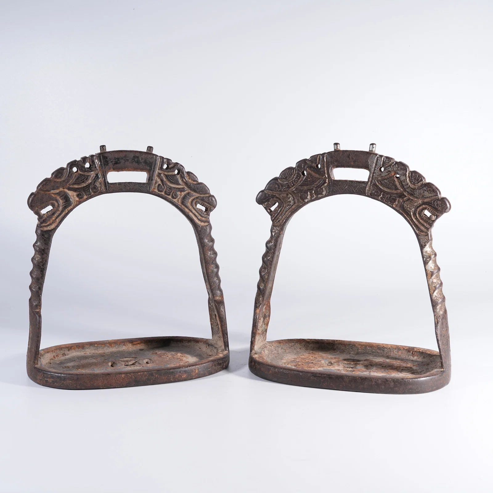 A SET OF BRONZE STIRRUP WITH BEAST DECORATION