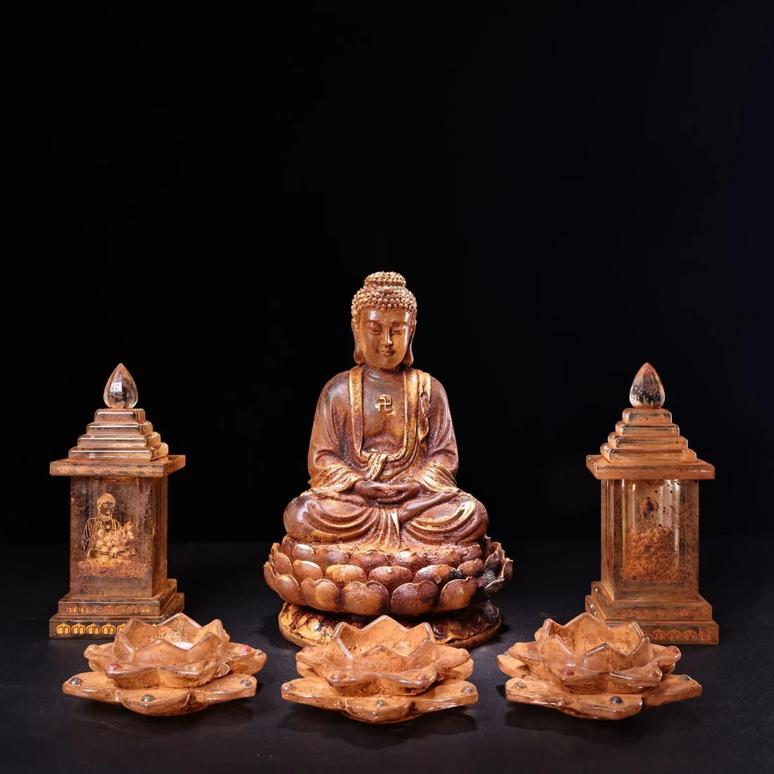 A set of crystal-carved and gilded Shakyamuni Buddha stupas containing relics was unearthed from the