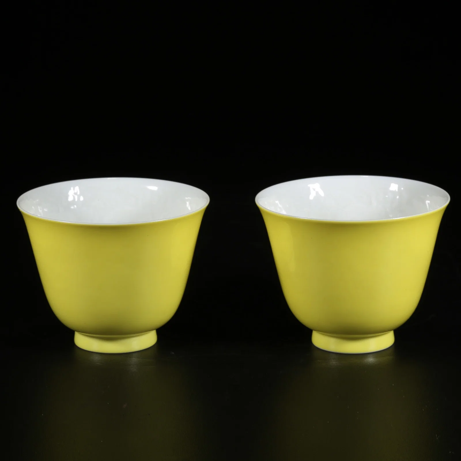 A SET OF CUPS WITH LEMON YELLOW EXTERIOR AND INCISED CLOUD AND IMMORTAL CRANE PATTERN INTERIOR