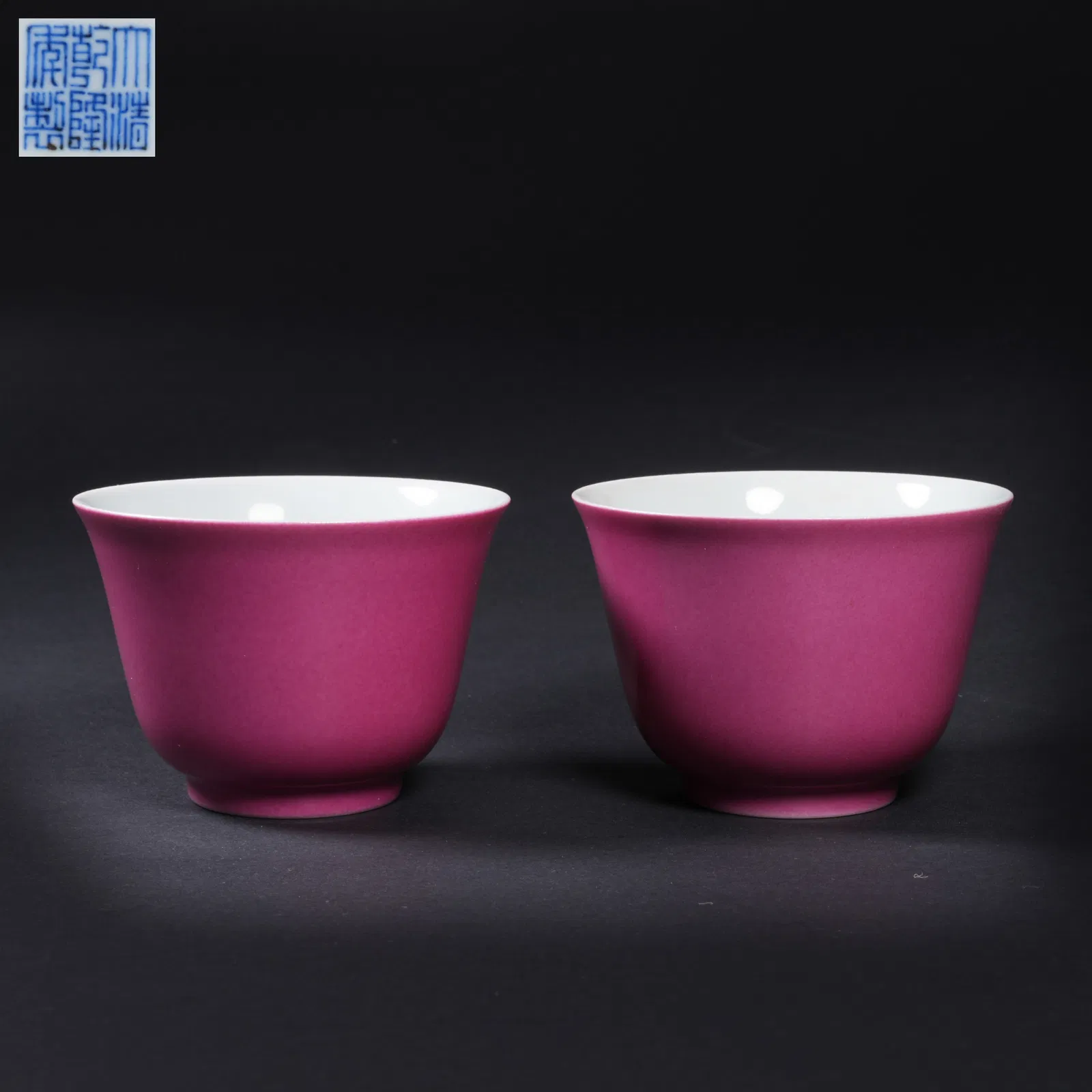 A SET OF CUPS WITH RUBY-RED EXTERIOR AND BLUE-AND-WHITE CLOUD-AND-DRAGON INTERIOR