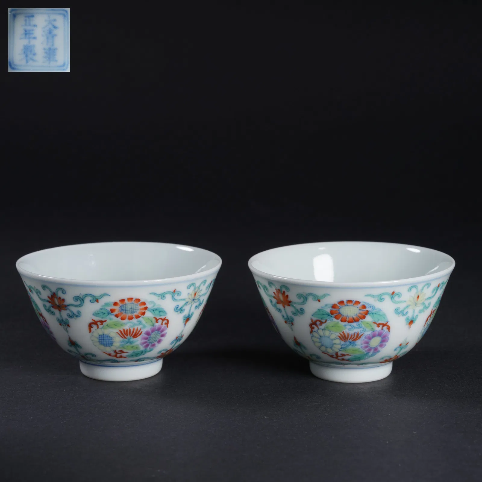 A SET OF DOUCAI FLORAL CUPS