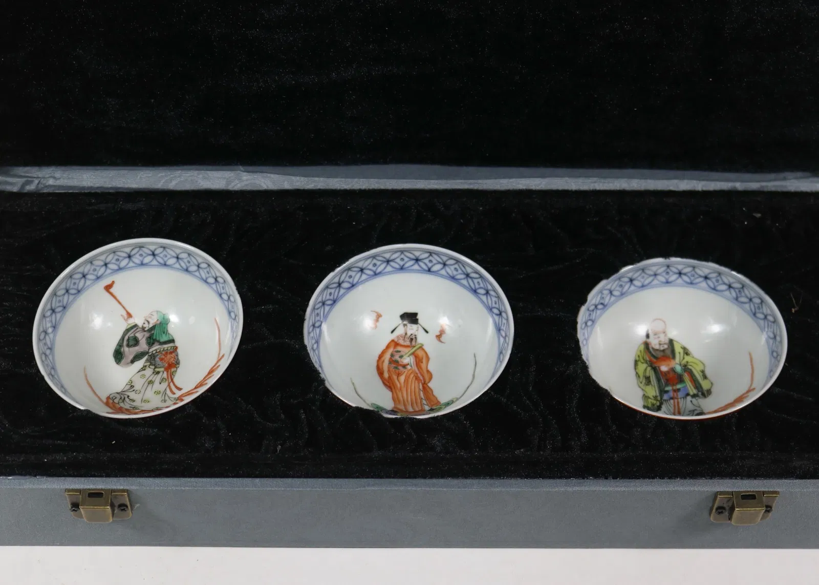 A Set of Fine Coral Red Glazed Figure Pattern Bowls