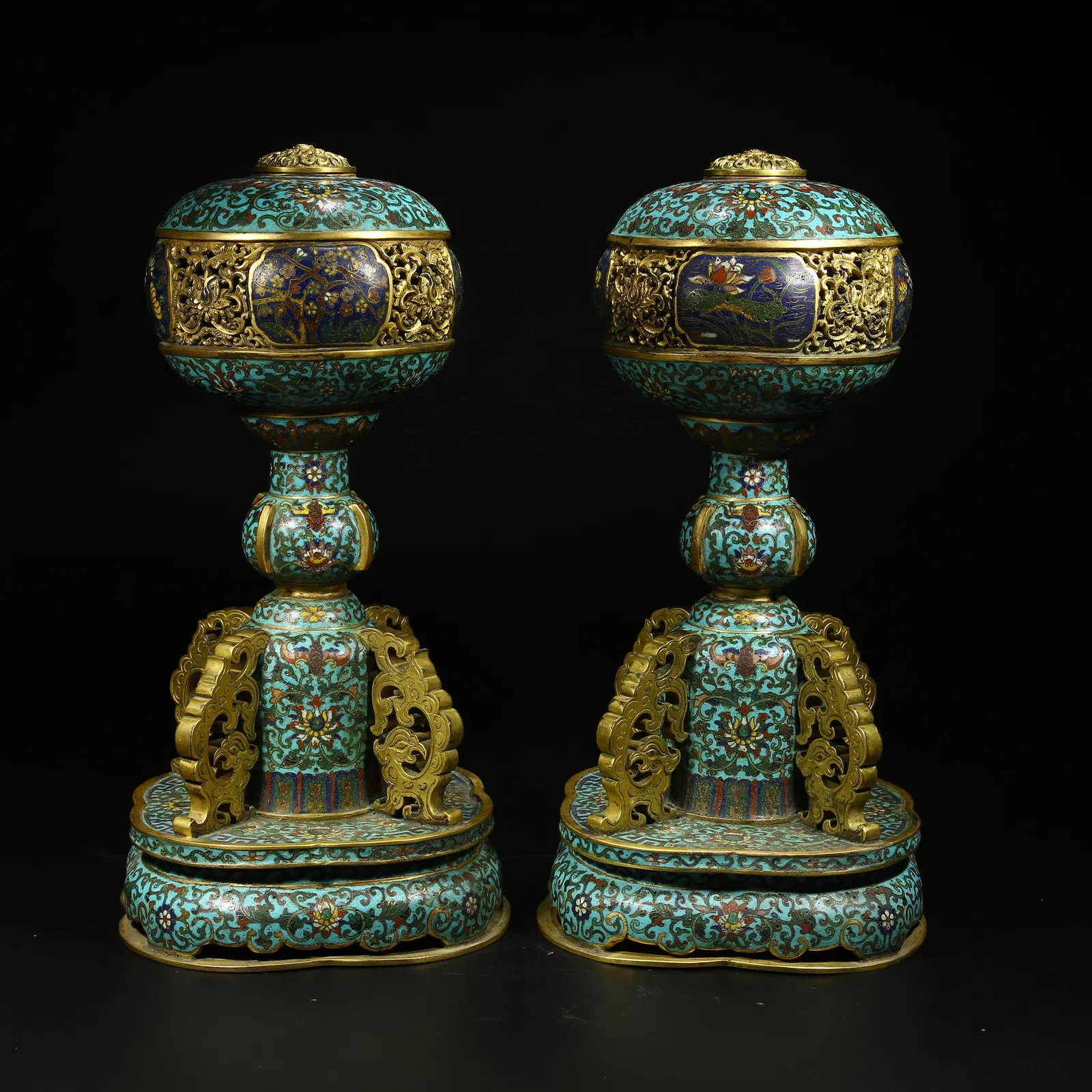 A SET OF HAT AND CROWN STANDS WITH FLORAL PATTERN IN CLOISONNÉ ENAMEL ON A BRONZE BODY