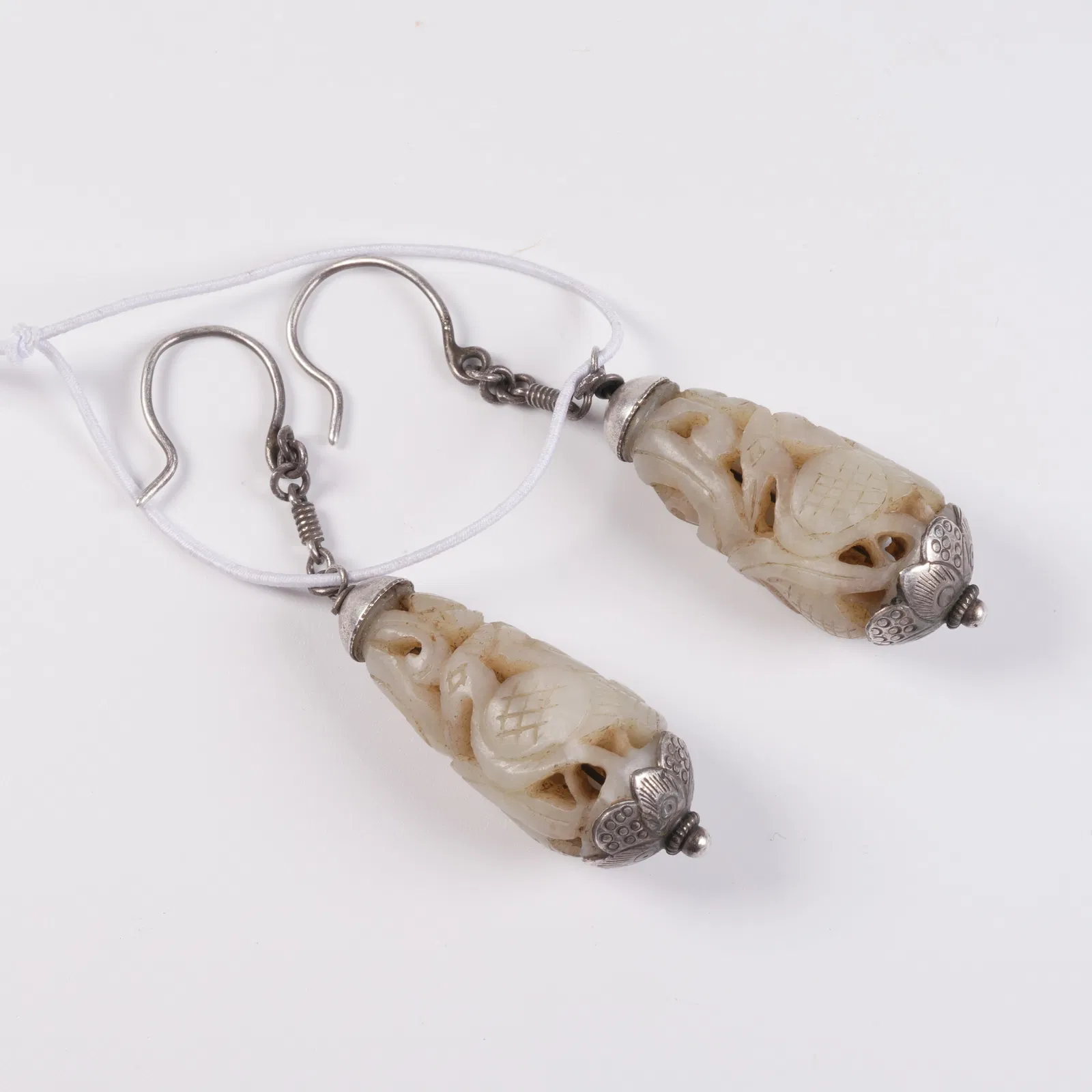 A SET OF HETIAN JADE FLORAL-PATTERN EARRINGS