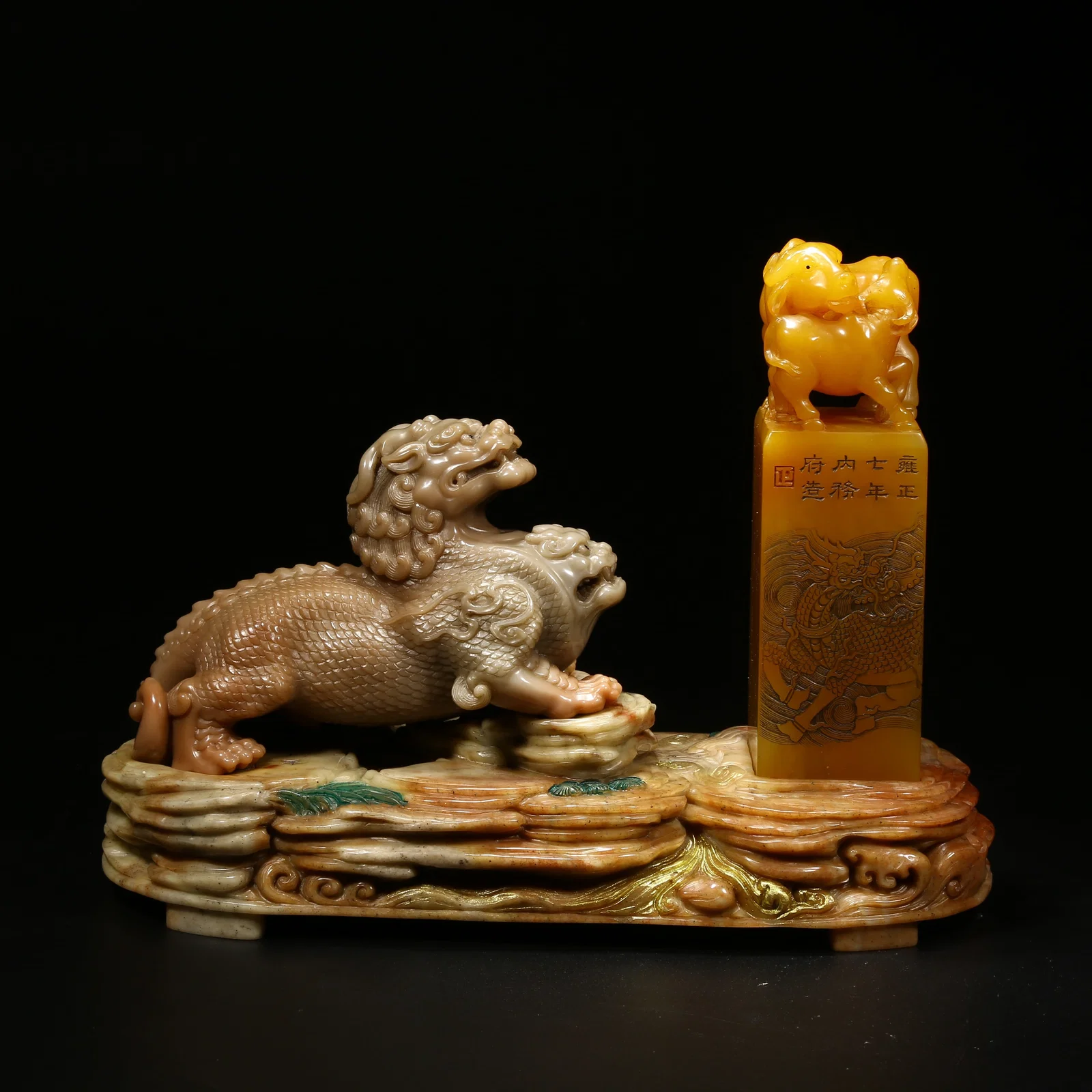 A SET OF SHOUSHAN TIANHUANG STONE OX SEALS WITH KNOBS