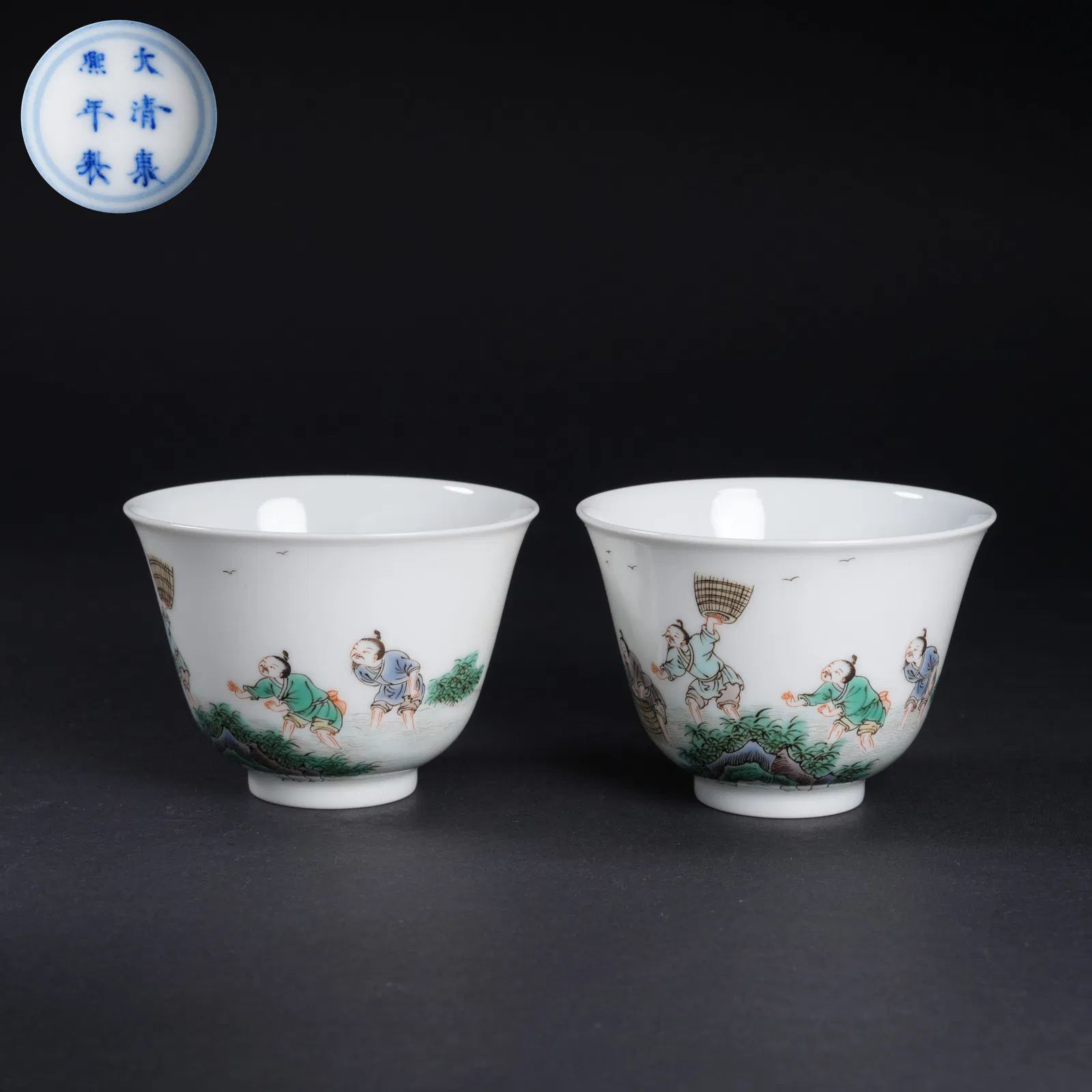 A SET OF WUCAI "FISHERMEN’S LIFE" CUPS