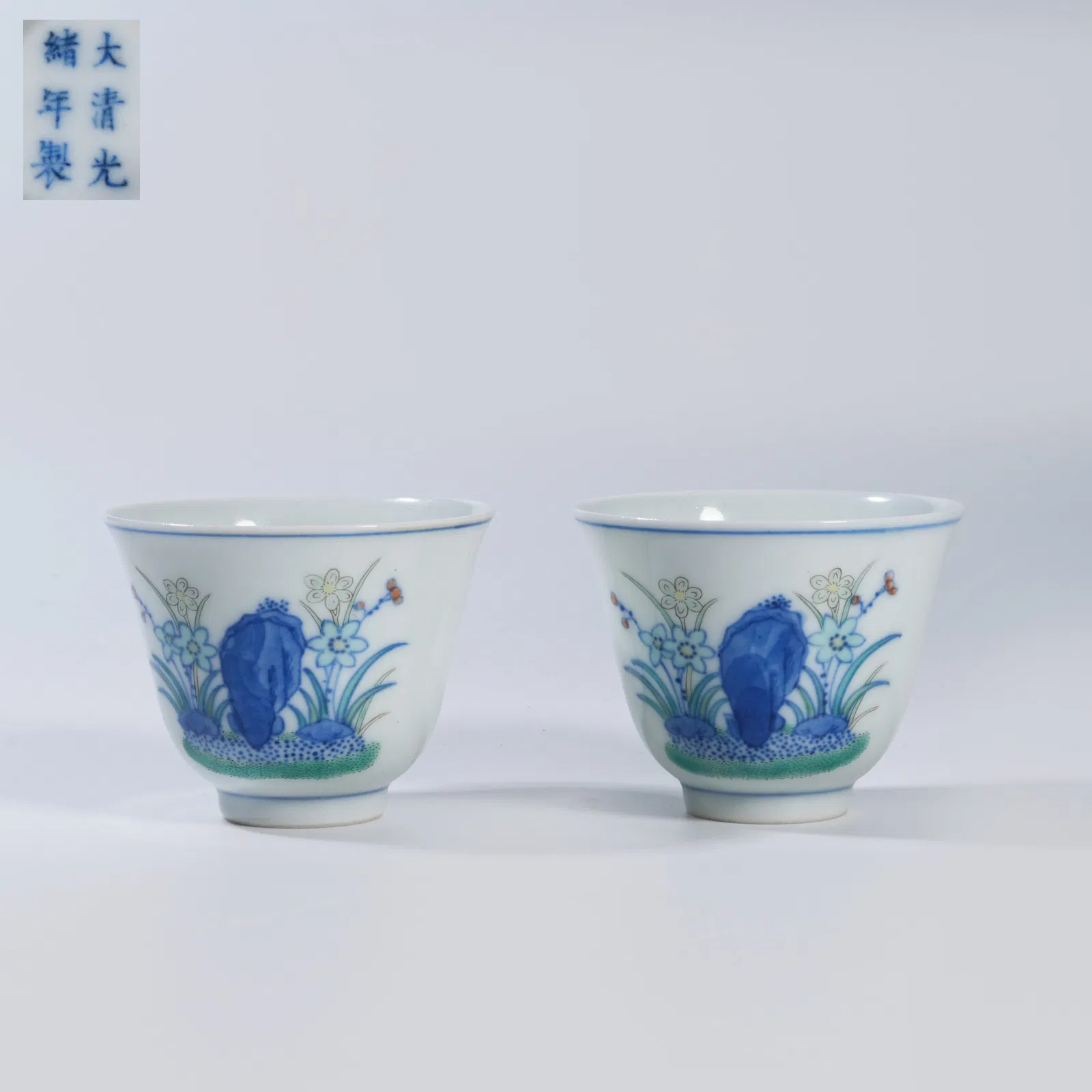 A SET OF WUCAI (FIVE-COLOR) FLORAL CUPS