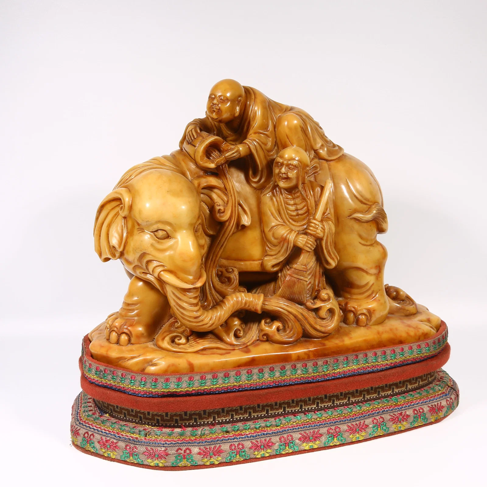A SHOUSHAN STONE ARHAT WASH ELEPHANT ORNAMENT