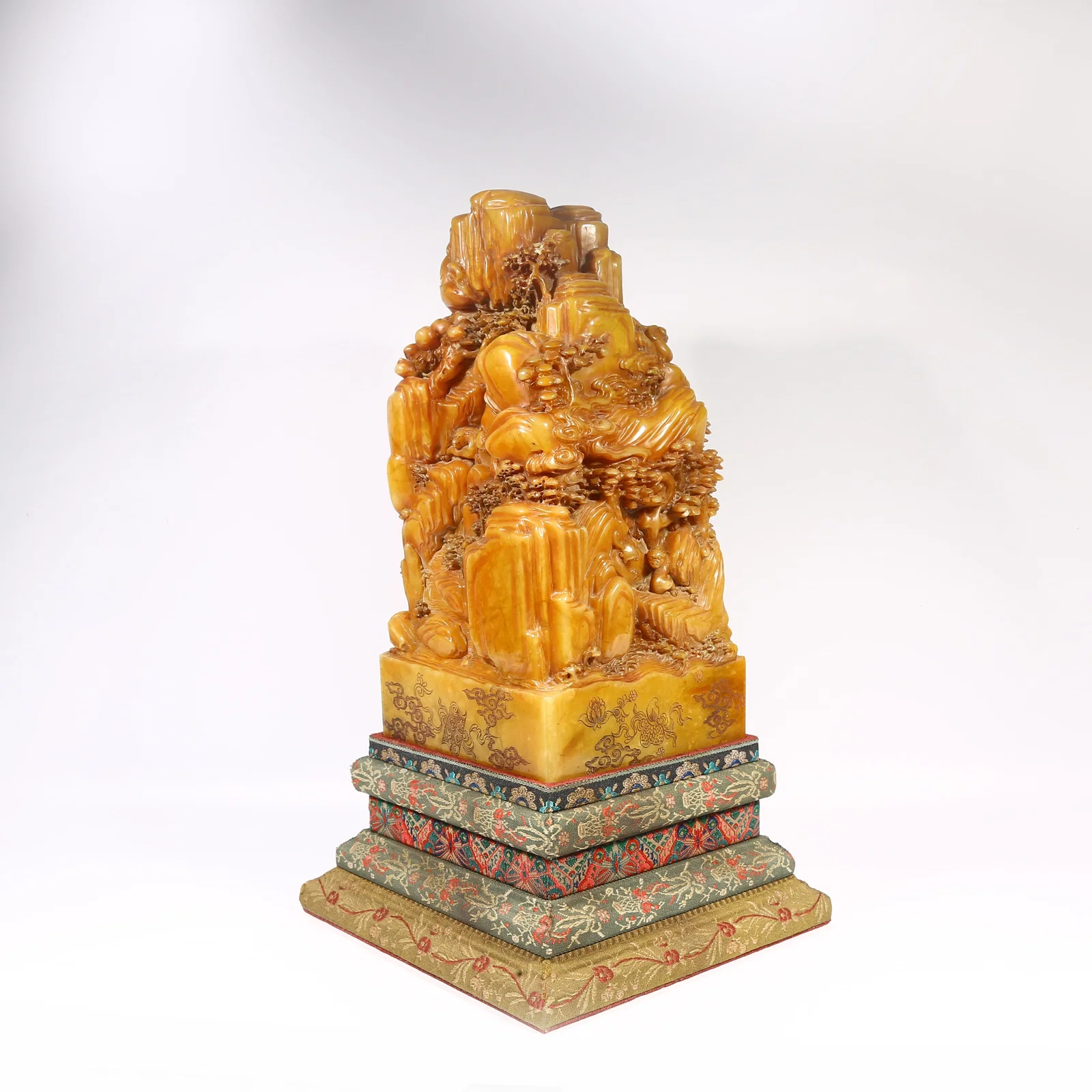 A SHOUSHAN STONE LARGE SEAL WITH CHI-DRAGON DESIGN