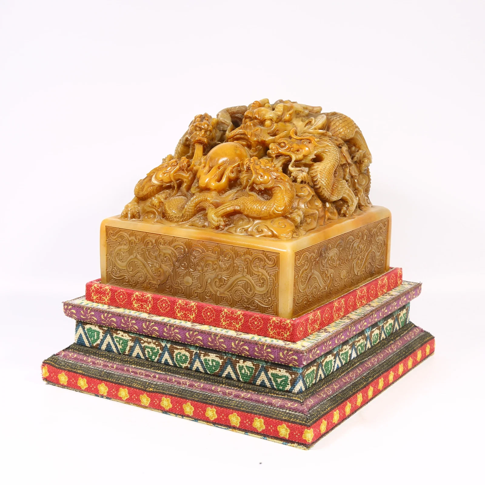 A SHOUSHAN STONE LARGE SEAL WITH DRAGON-SHAPED KNOB