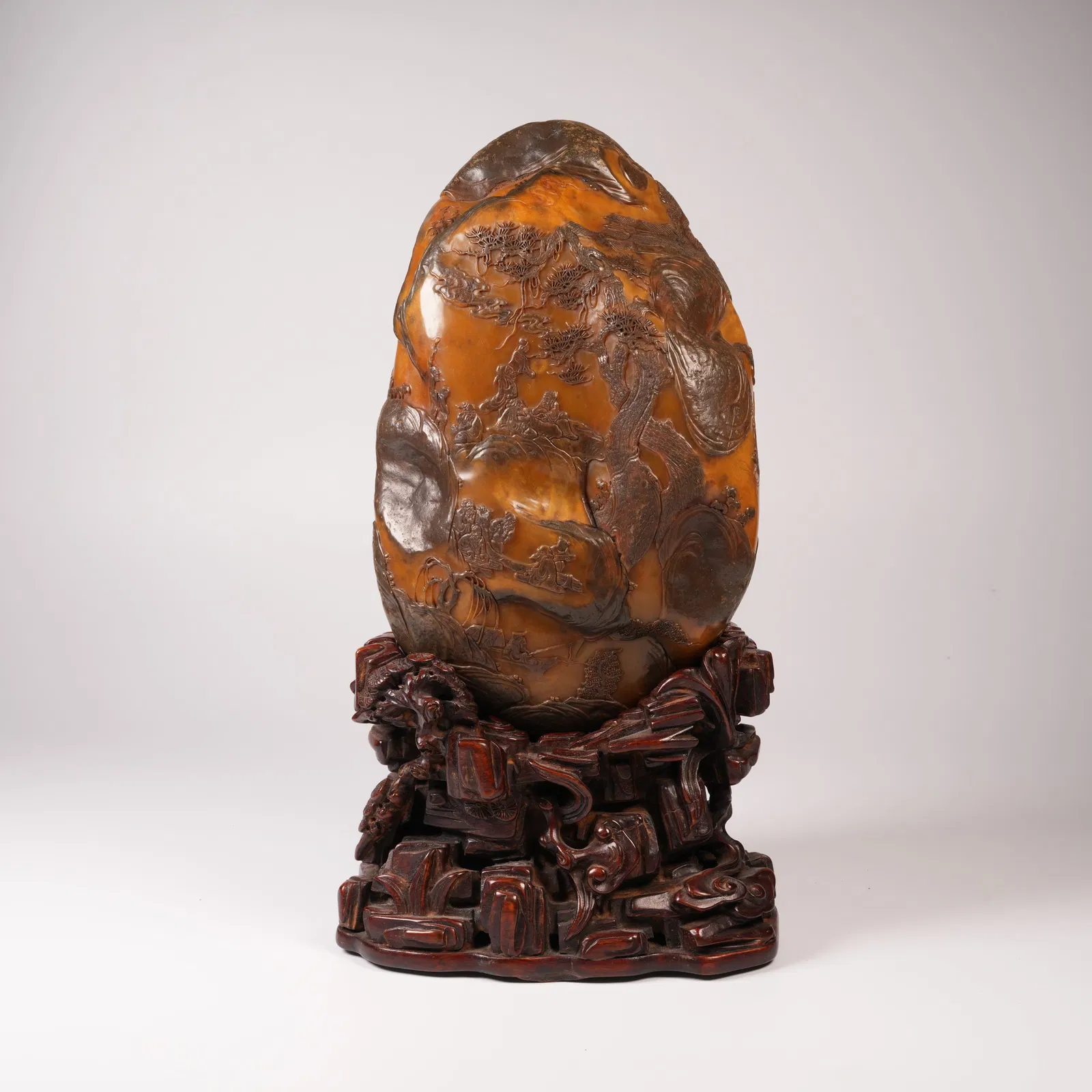 A SHOUSHAN STONE MINIATURE OF A SCHOLAR UNDER PINE ORNAMENT