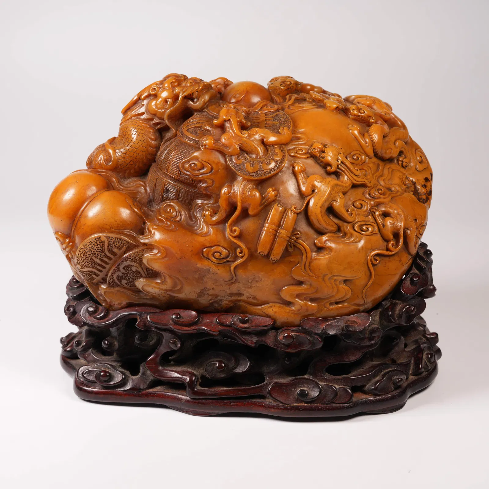 A SHOUSHAN STONE MINIATURE ORNAMENT WITH CLOUD-AND-DRAGON CHASING PEARL MOTIF