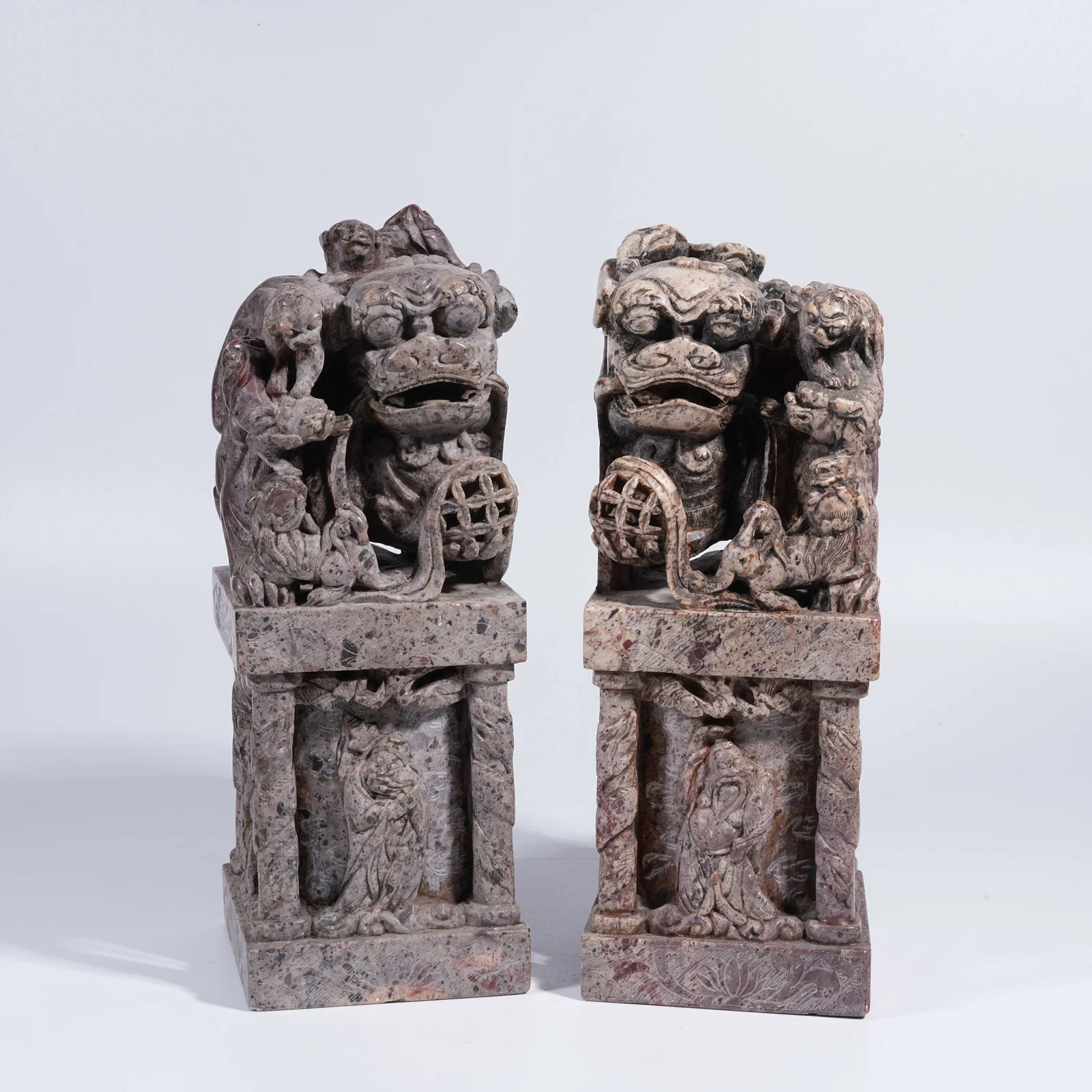 A SHOUSHAN STONE SEATED LION ORNAMENT
