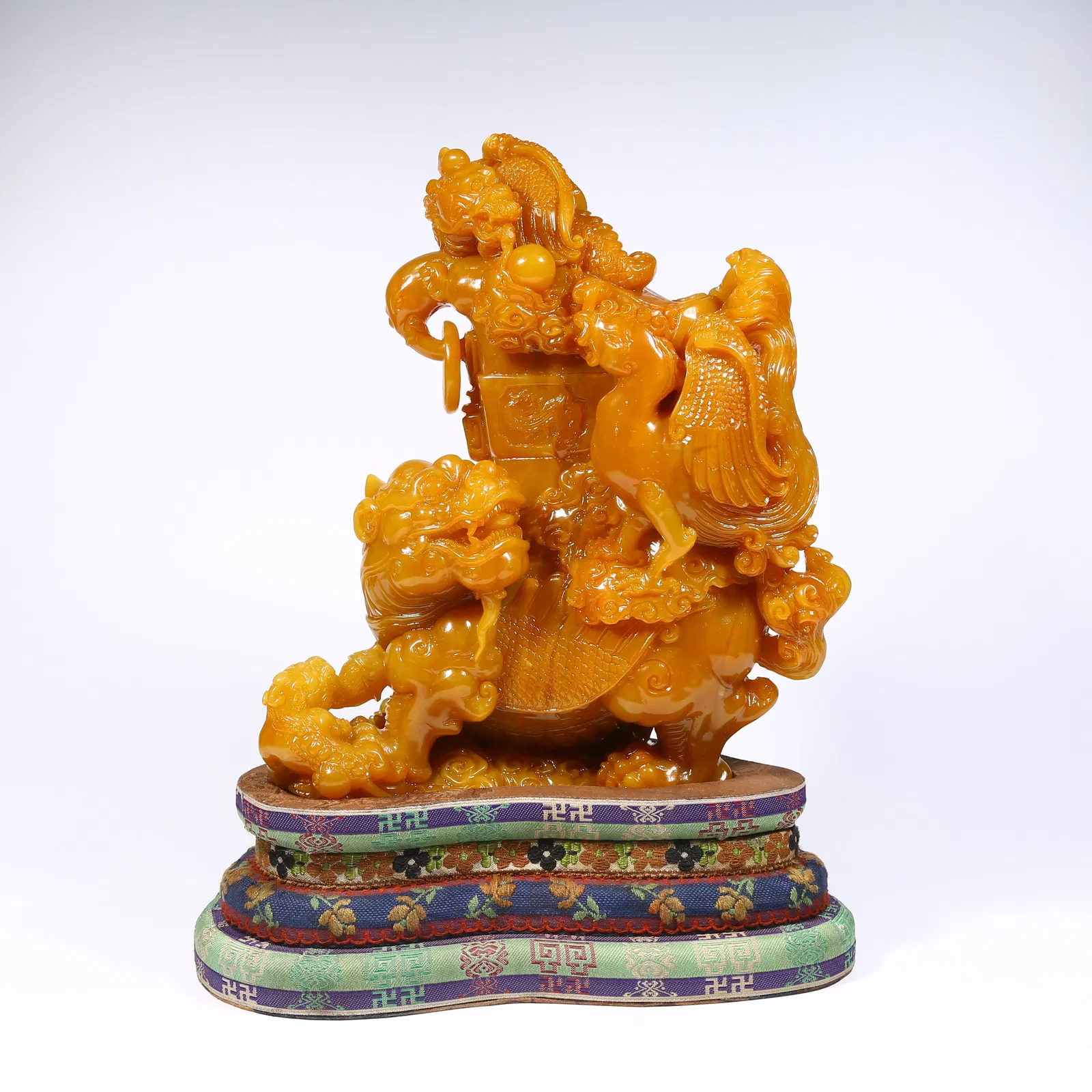 A SHOUSHAN TIANHUANG STONE AUSPICIOUS BEAST FIGURINE
