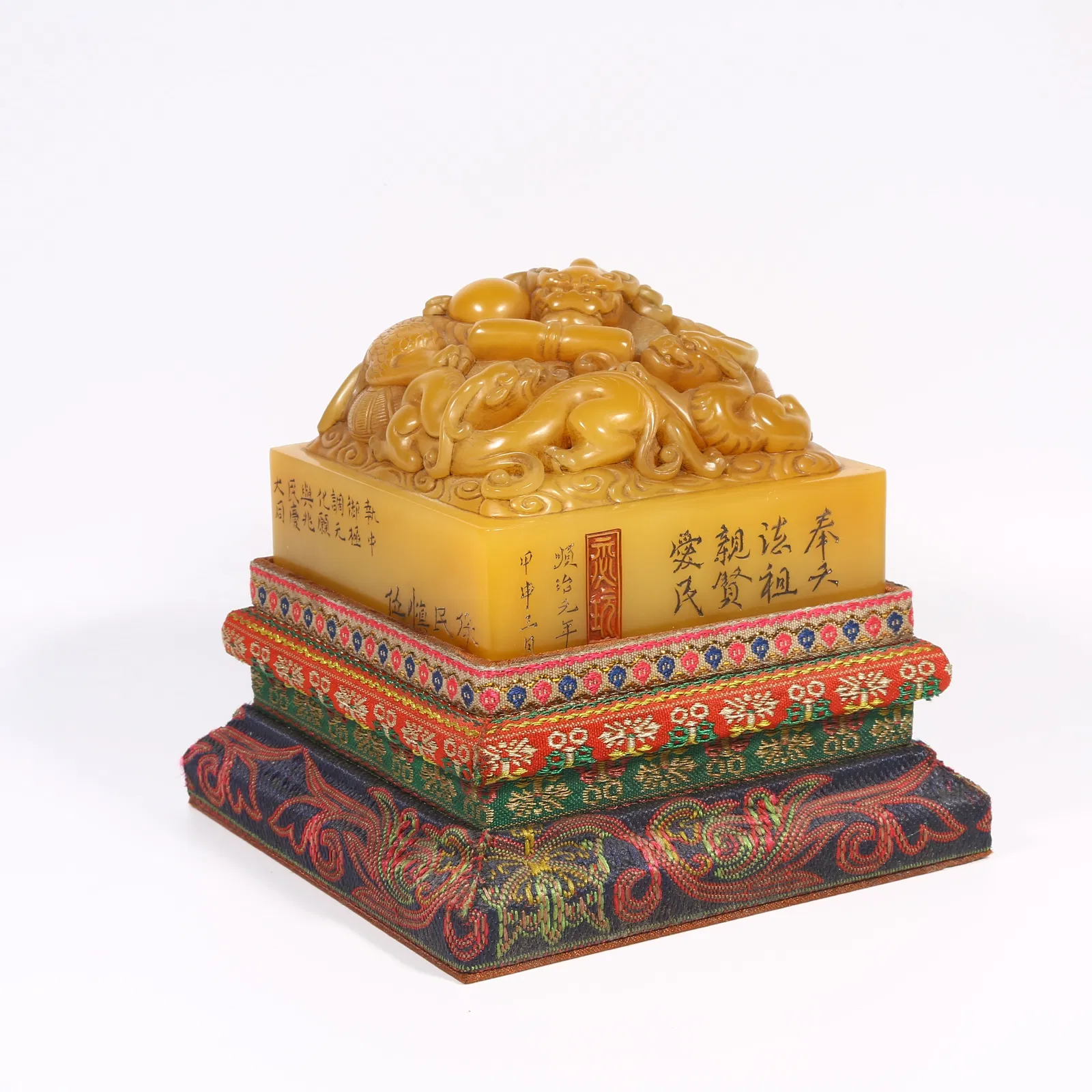 A SHOUSHAN TIANHUANG STONE SEAL WITH DRAGON-SHAPED KNOB