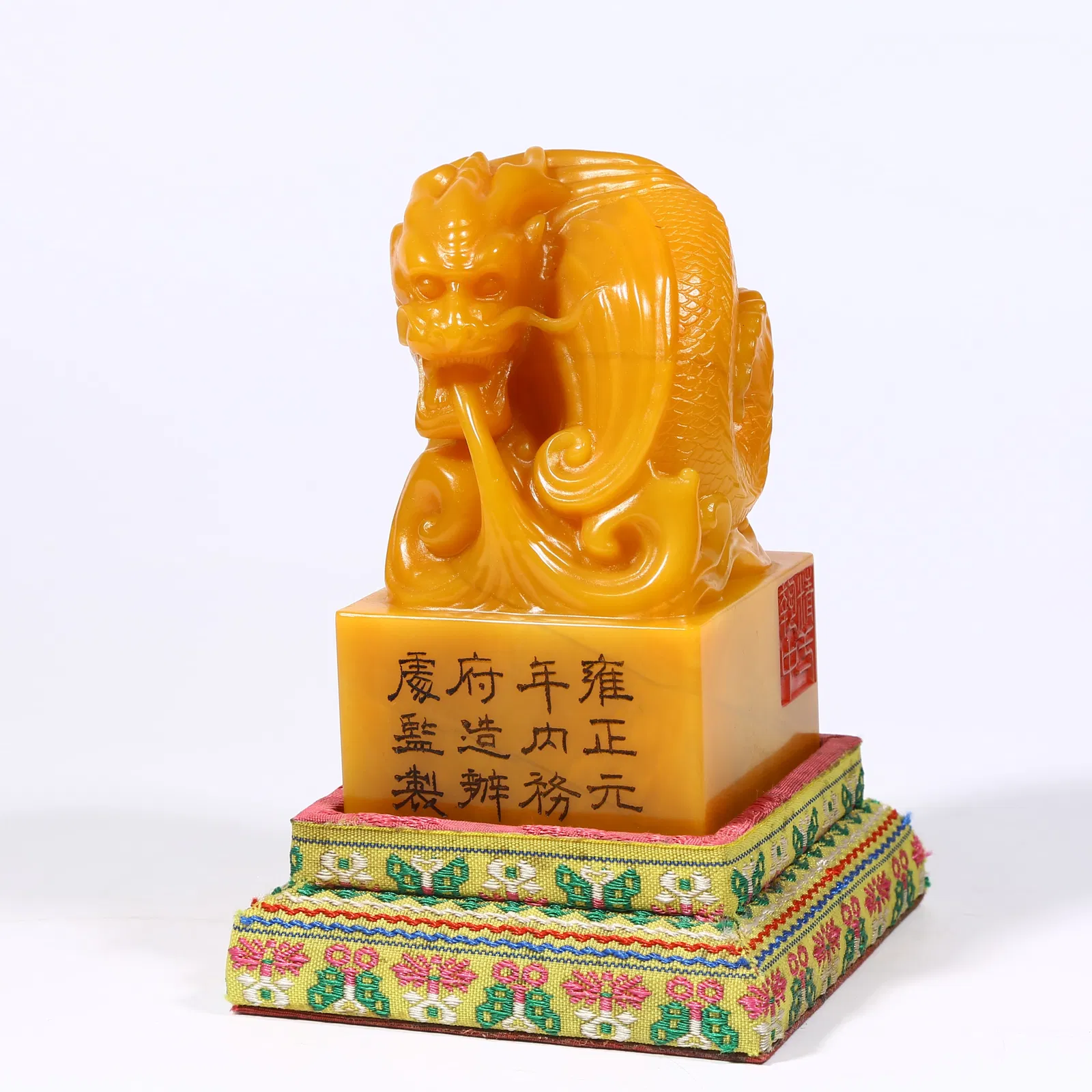 A SHOUSHAN TIANHUANG STONE SEAL WITH FISH TRANSFORMING INTO DRAGON KNOB
