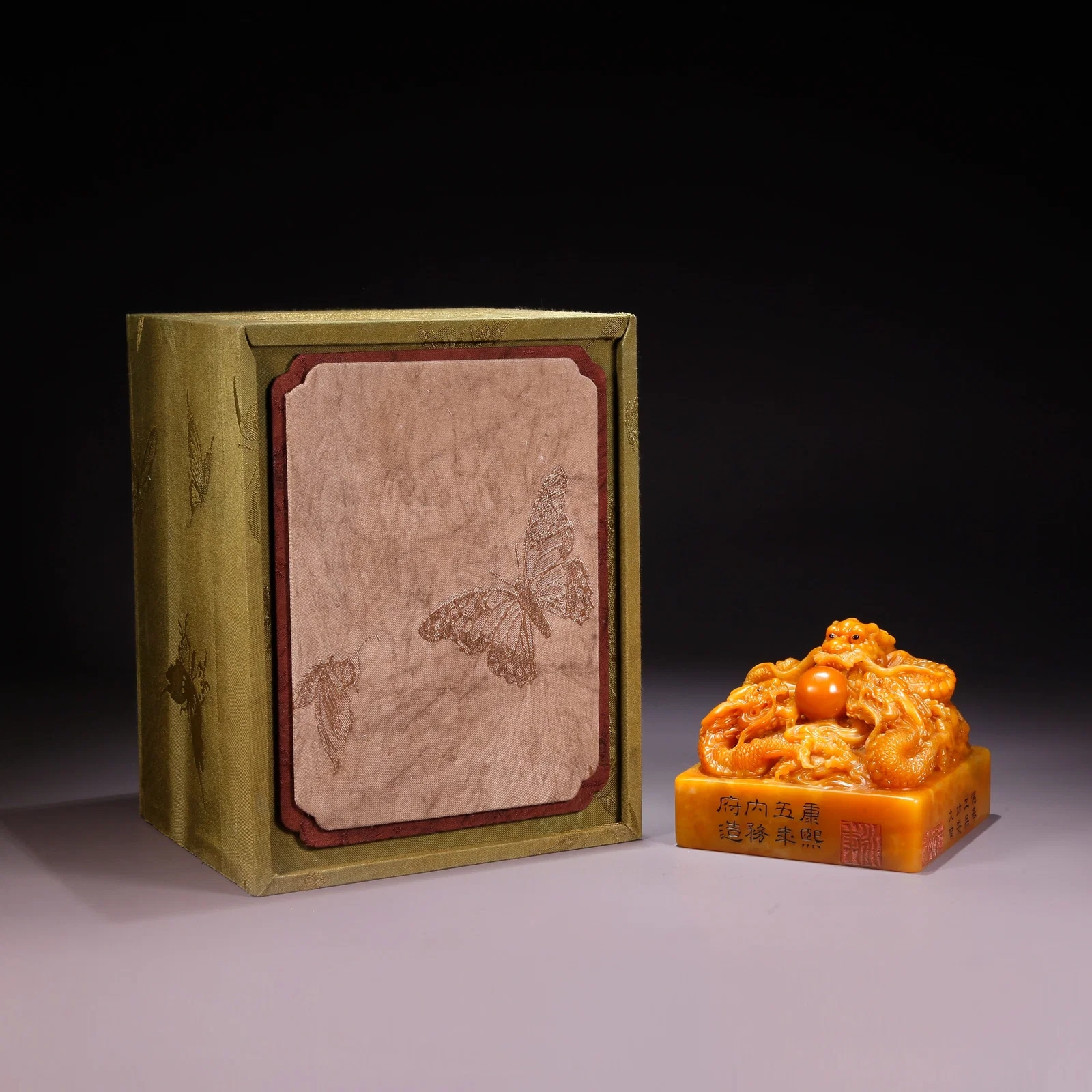 A SHOUSHAN TIANHUANG STONE THREE-DRAGON-HEAD SEAL