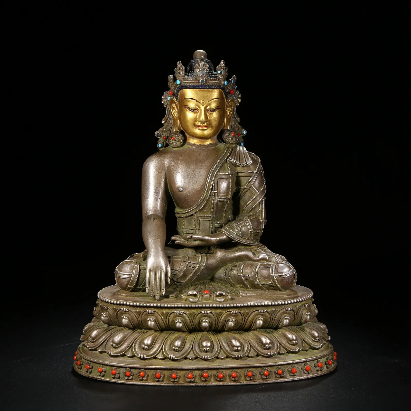 A SILVER-CROWNED SHAKYAMUNI BUDDHA STATUE