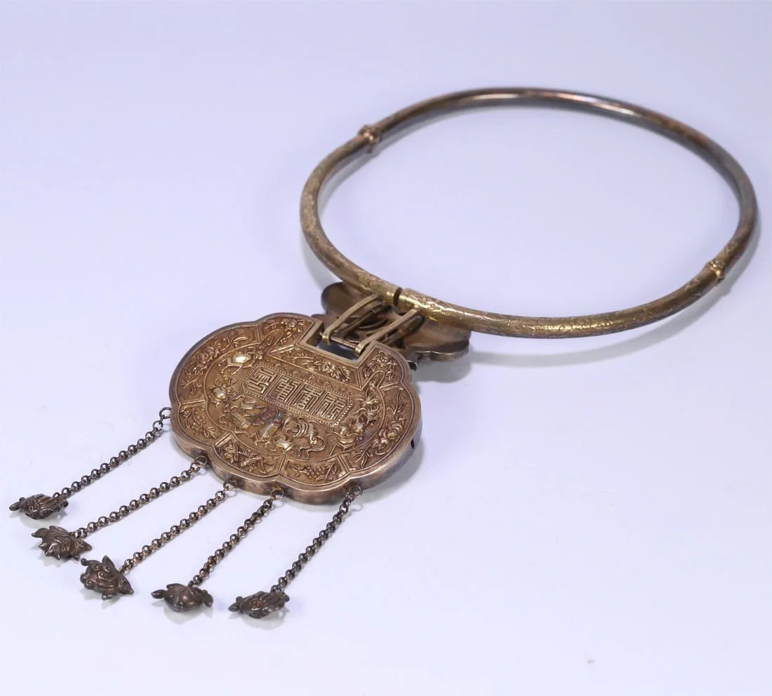 A silver figure of the Qing Dynasty flower Bogu pattern silver lock collar