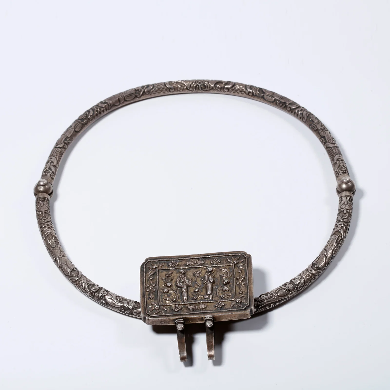 A SILVER HUMAN STORY PATTERNED COLLAR LOCK