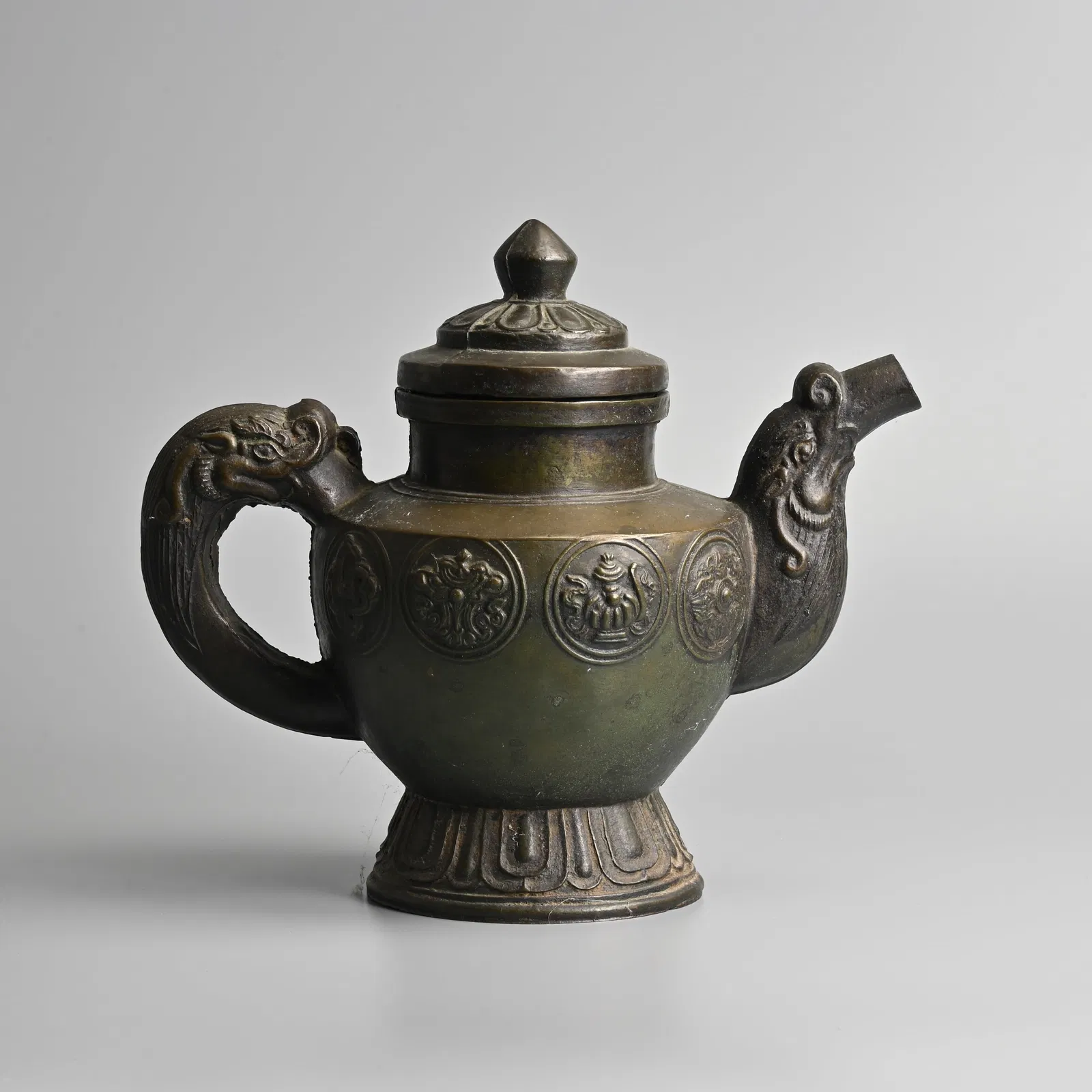 A SINO TIBETAN BRONZE 'BAJIXIANG' EWER AND COVER, 18/19TH CENTURY.