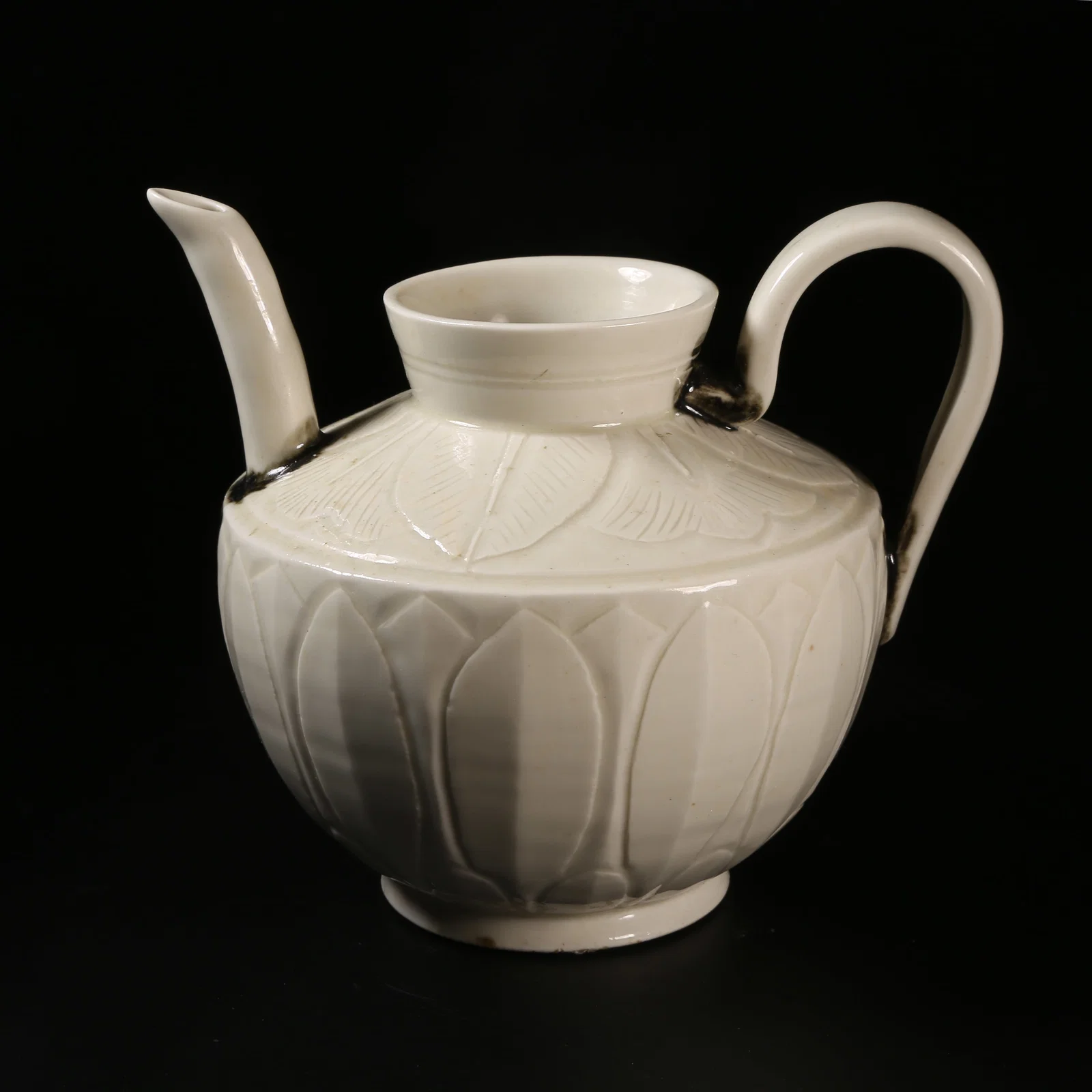 A SONG DYNASTY DING KILN INCISED EWER