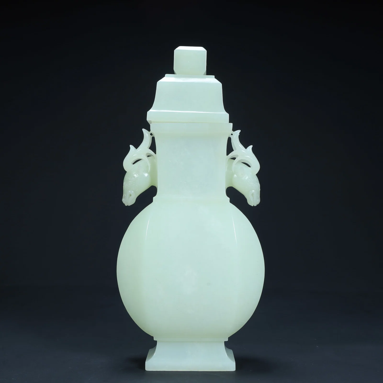 A square bottle of Hetian jade deer ears in the Qing Dynasty